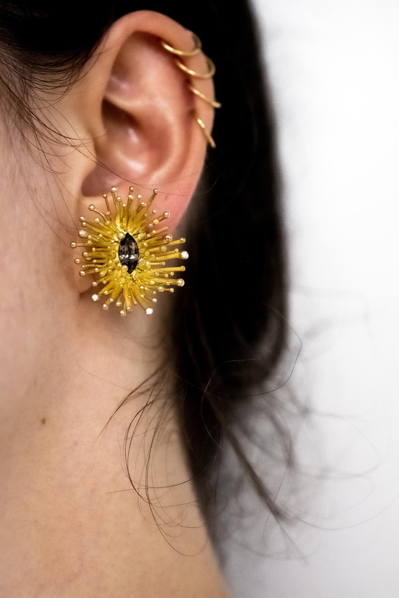 18K Fairmined Gold, Traceable and Untreated Sapphires, Water Anemone Earrings In New Condition For Sale In Rimini, IT