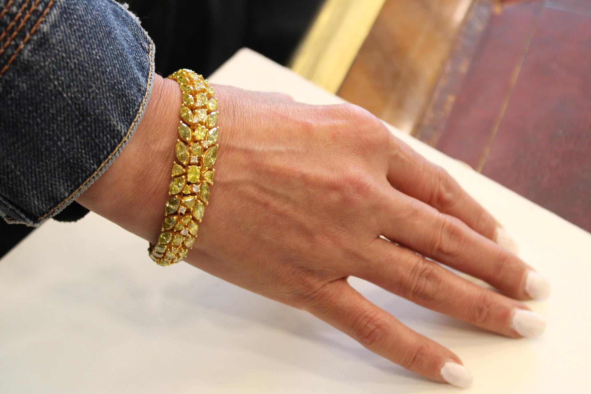 Bracelet en forme de feuille en or 18 carats avec diamants jaunes fantaisie en vente 2