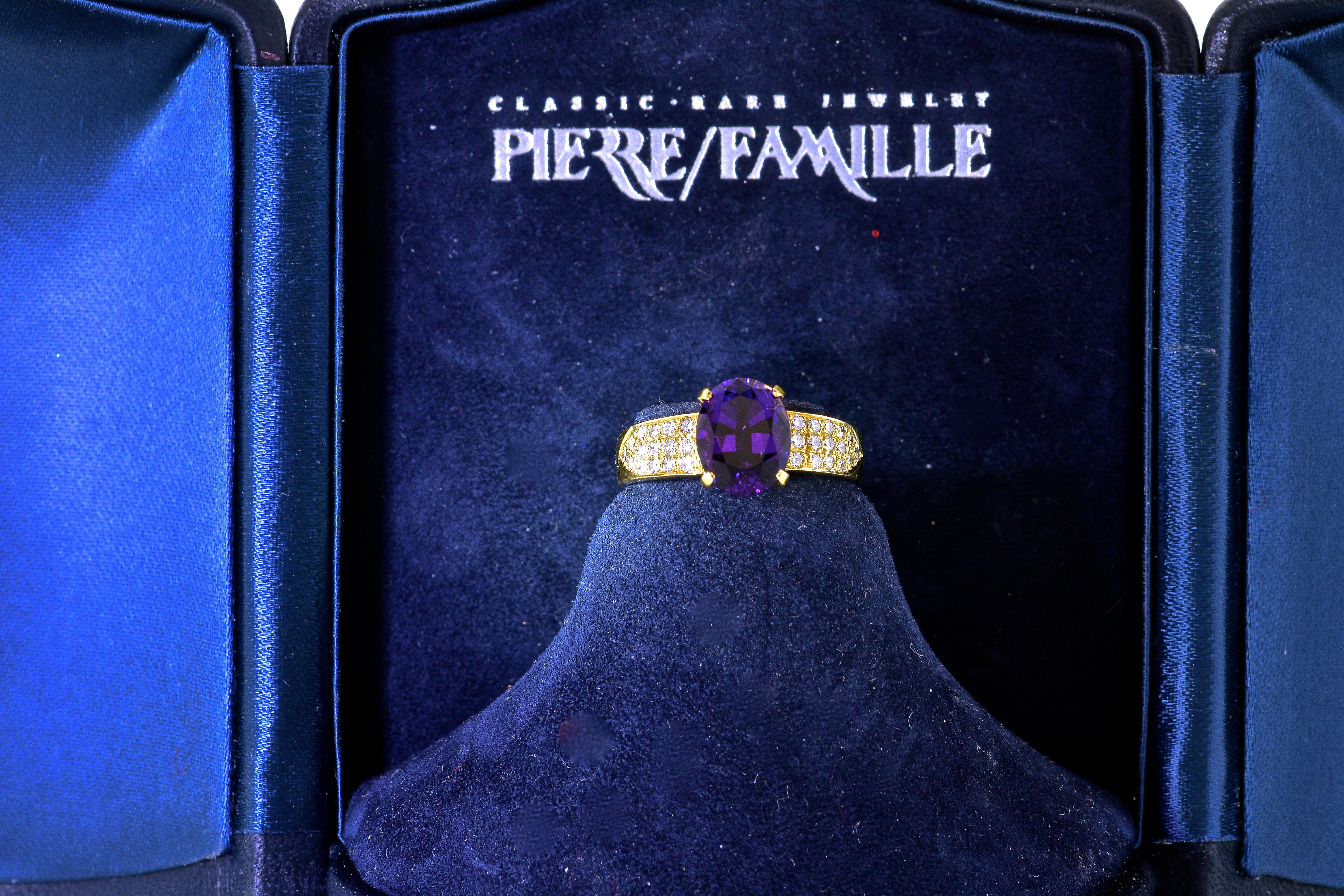 Bague 18 carats, diamant blanc fin et améthyste violet royale raffinée en vente 5