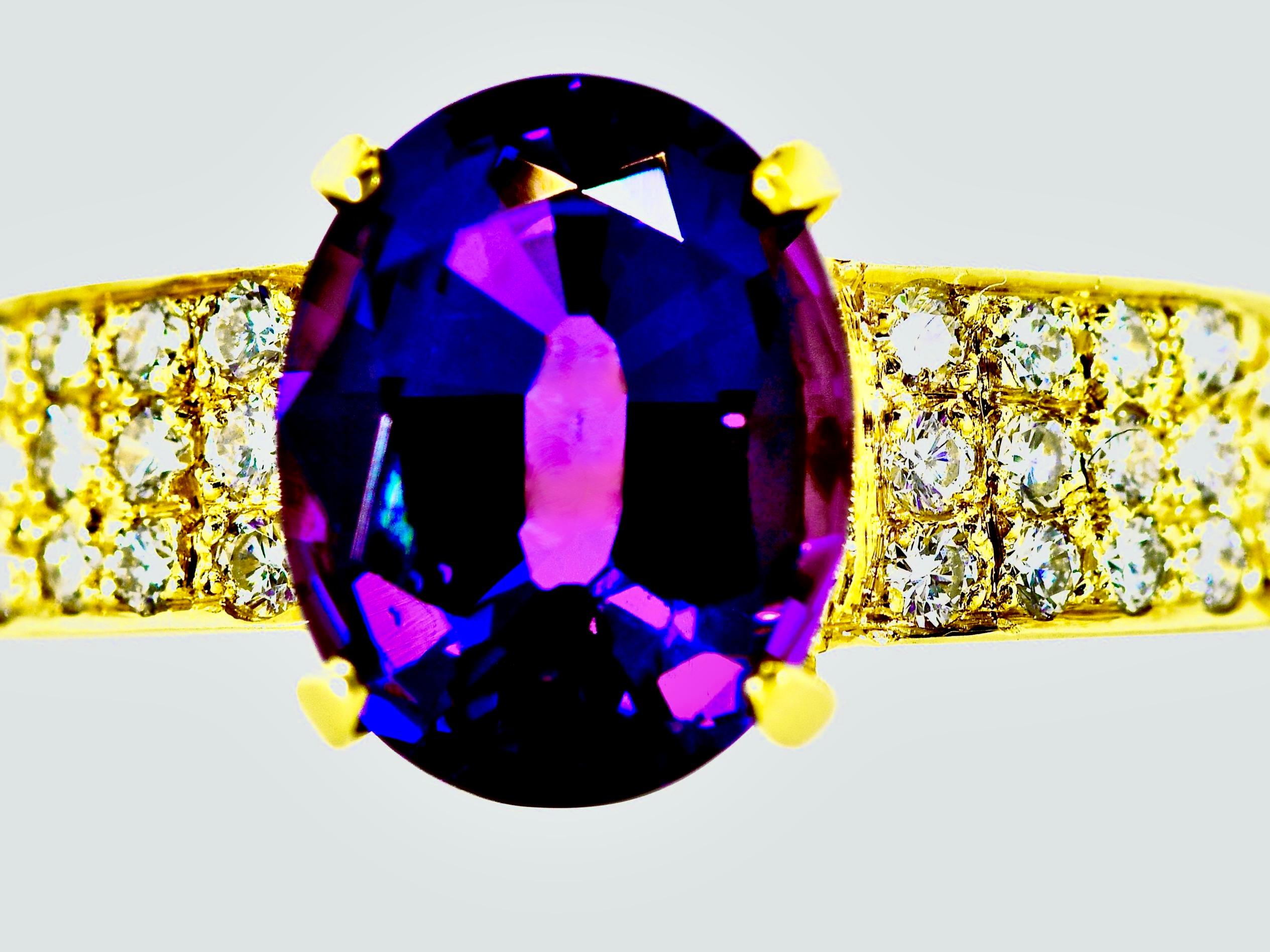Bague 18 carats, diamant blanc fin et améthyste violet royale raffinée Excellent état - En vente à Aspen, CO