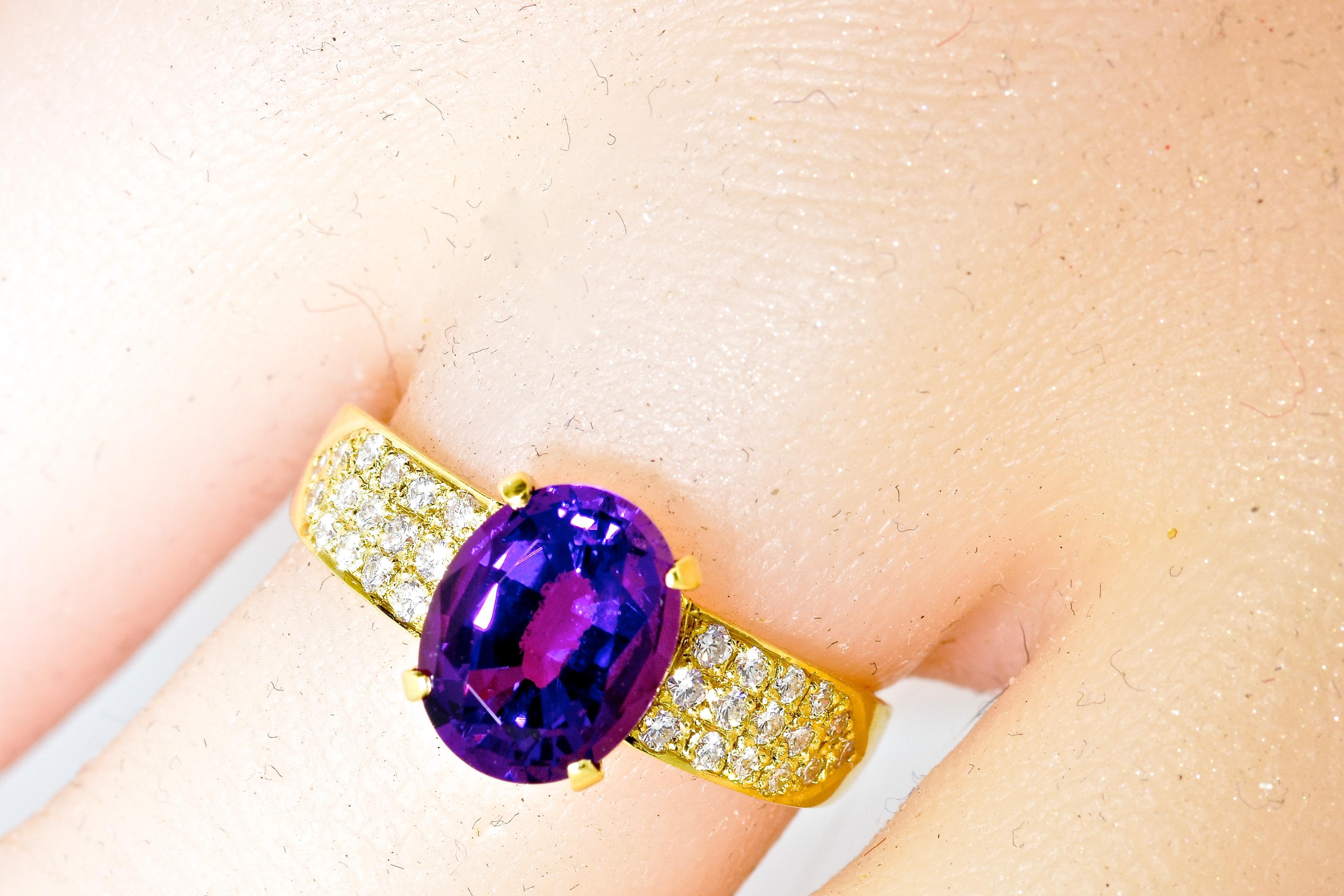Améthyste, diamant et or jaune 18K définissent cette bague bien faite. Les 30 diamants sont de taille ronde et brillante, bien assortis, presque incolores (H) et très légèrement inclus (VS1). Leur poids total est estimé à 0,25 ct. L'améthyste