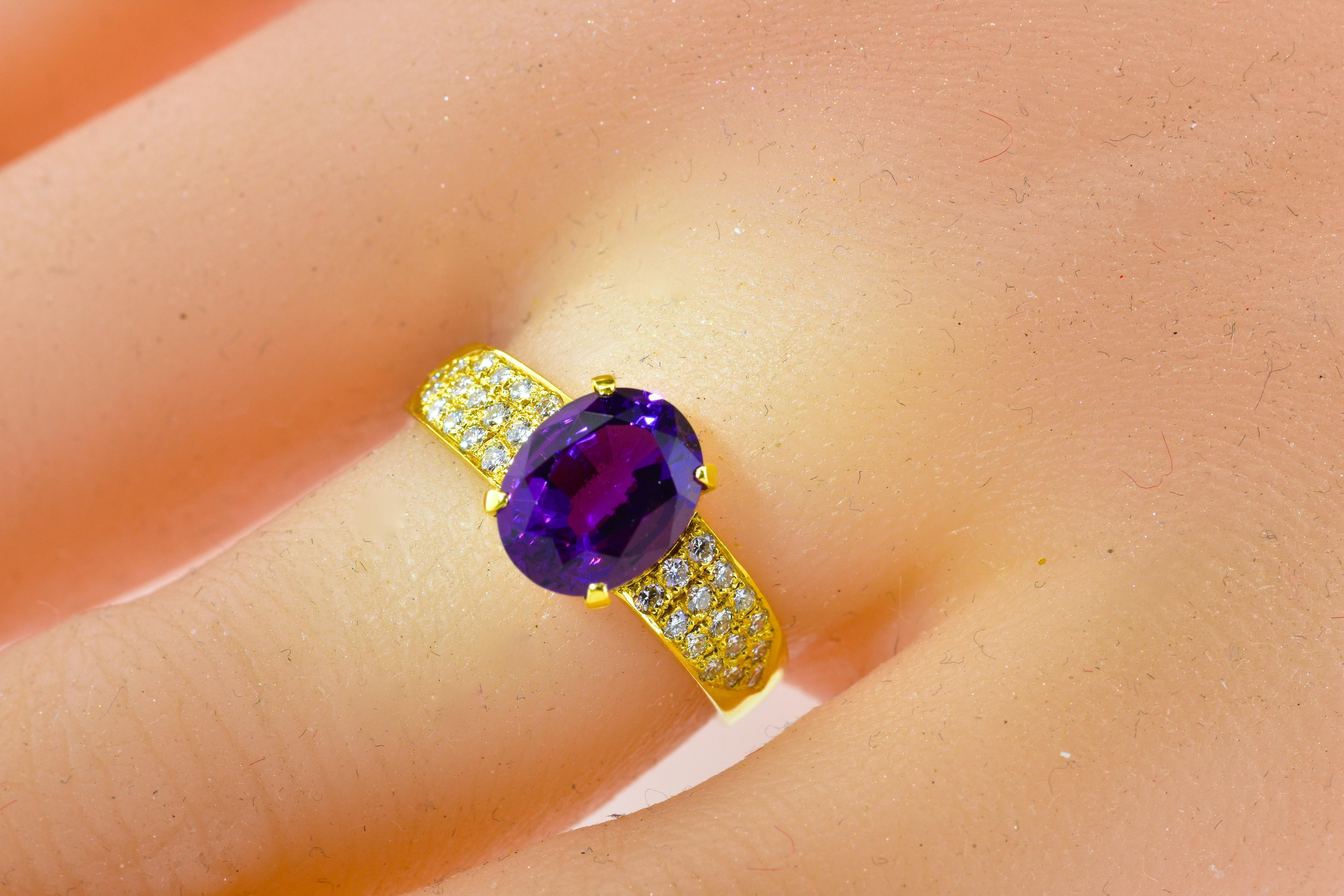 Bague 18 carats, diamant blanc fin et améthyste violet royale raffinée en vente 3