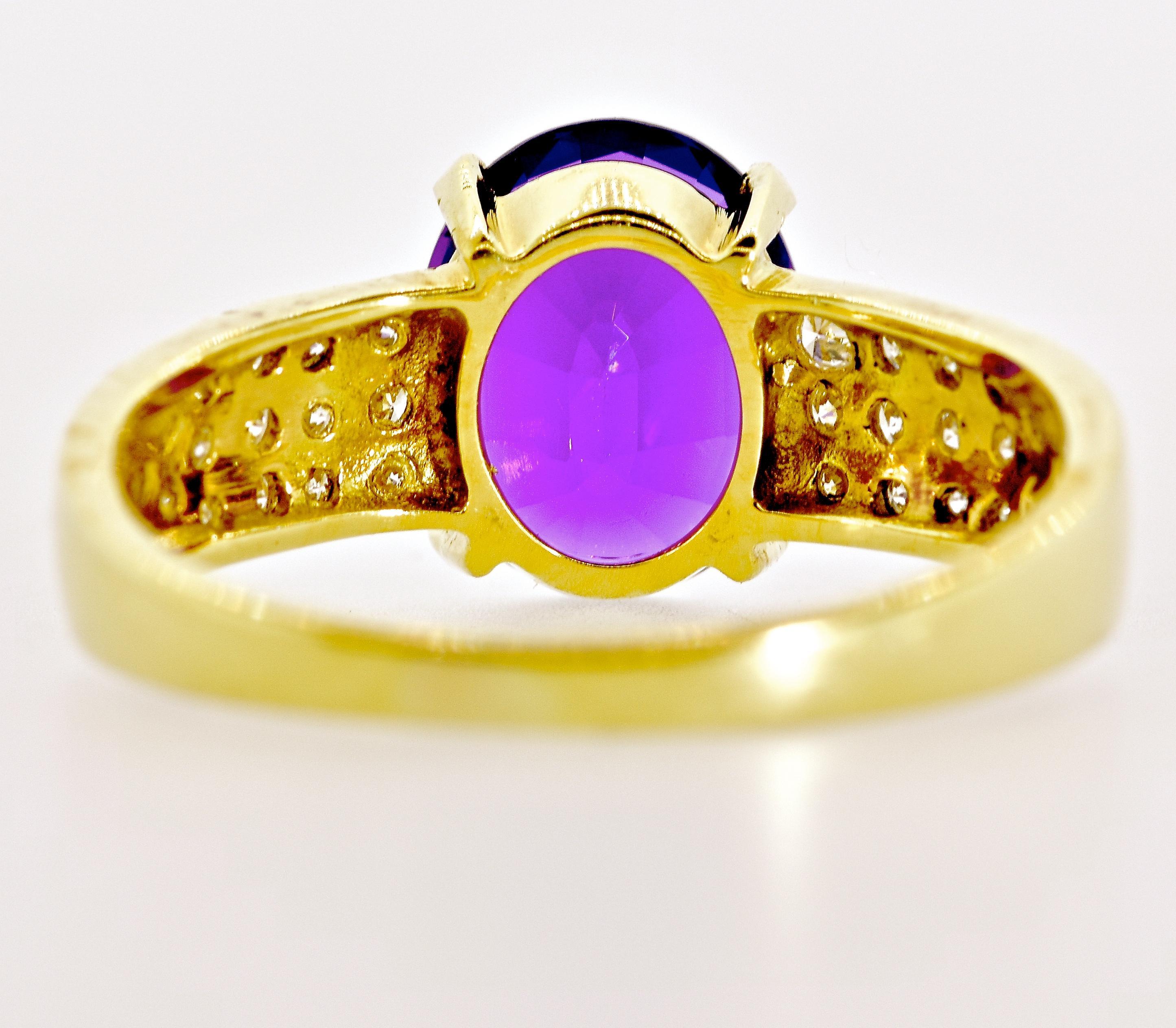 Bague 18 carats, diamant blanc fin et améthyste violet royale raffinée en vente 4