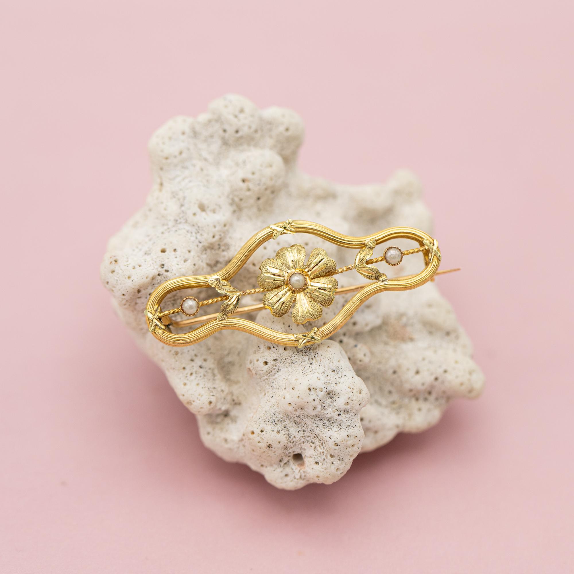 18k Floral Victorian Brooch - 18 Karat solid yellow gold - Antique flower bar In Good Condition In Antwerp, BE