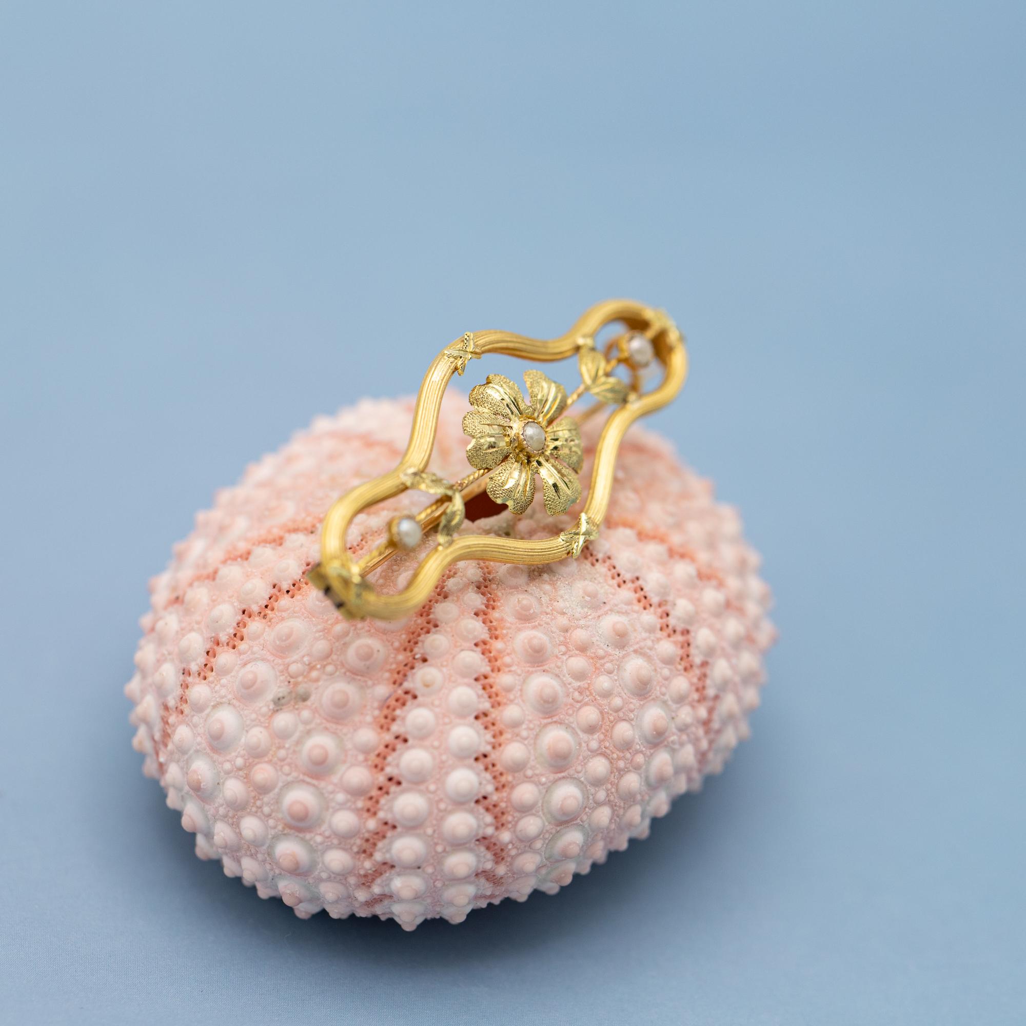 Women's or Men's 18k Floral Victorian Brooch - 18 Karat solid yellow gold - Antique flower bar