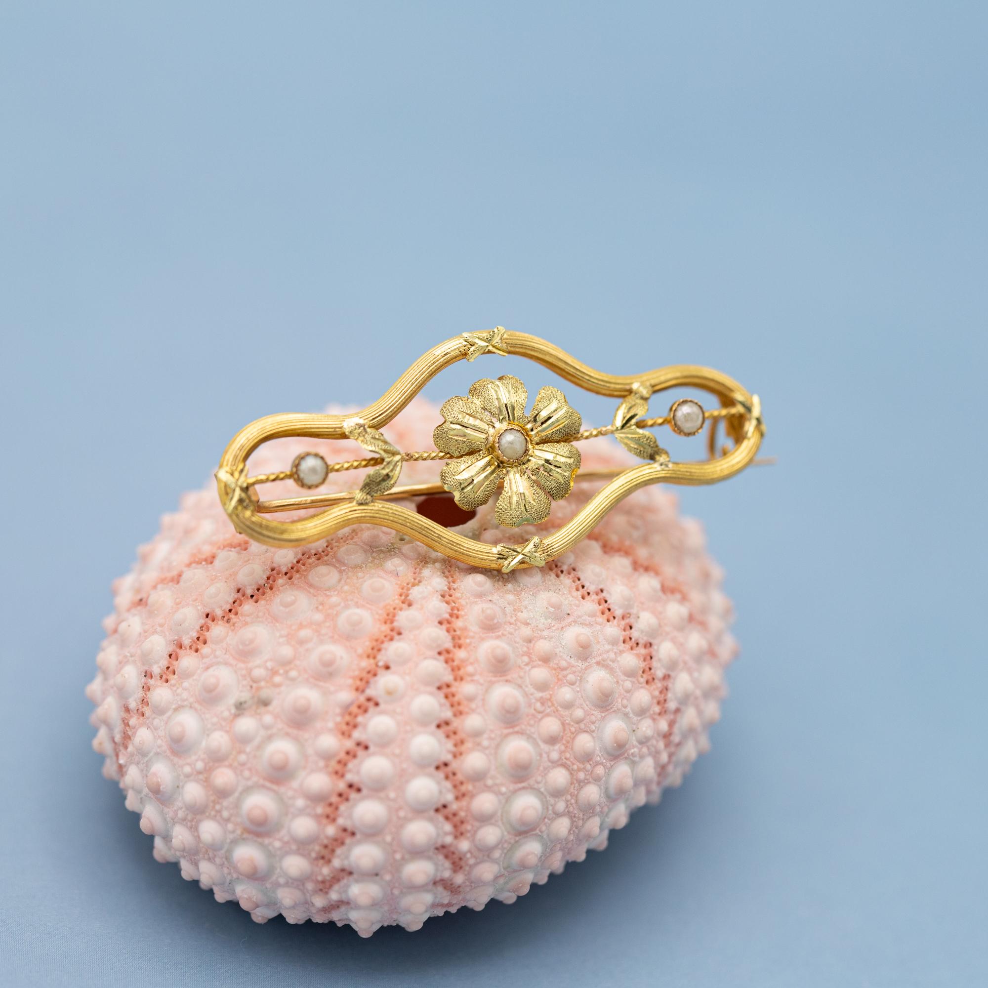 18k Floral Victorian Brooch - 18 Karat solid yellow gold - Antique flower bar 1