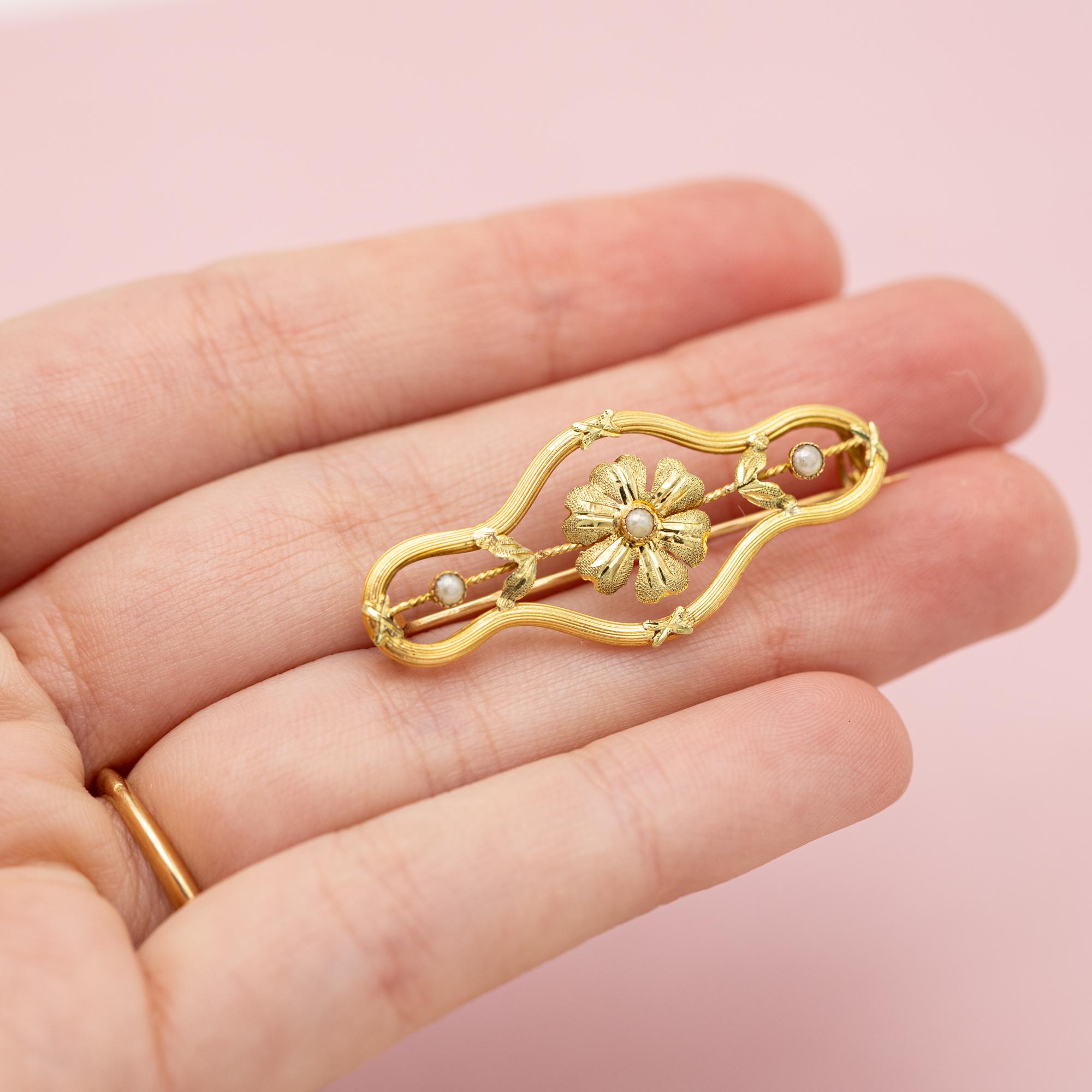 18k Floral Victorian Brooch - 18 Karat solid yellow gold - Antique flower bar 4