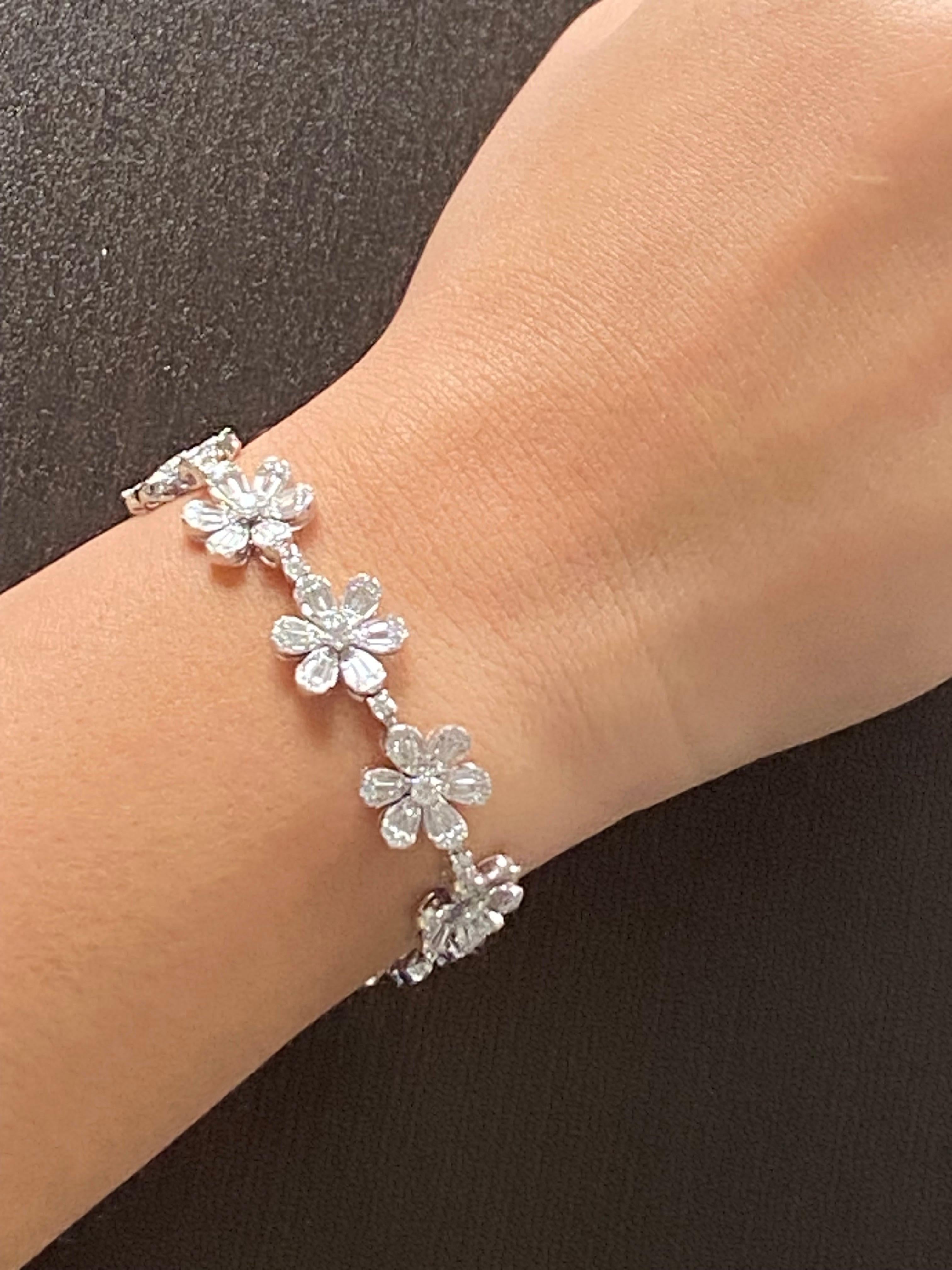 18K Flower Baguette Bracelet 5.50 Carats In New Condition For Sale In Great Neck, NY