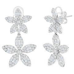 Orecchini pendenti con baguette a fiore in 18K
