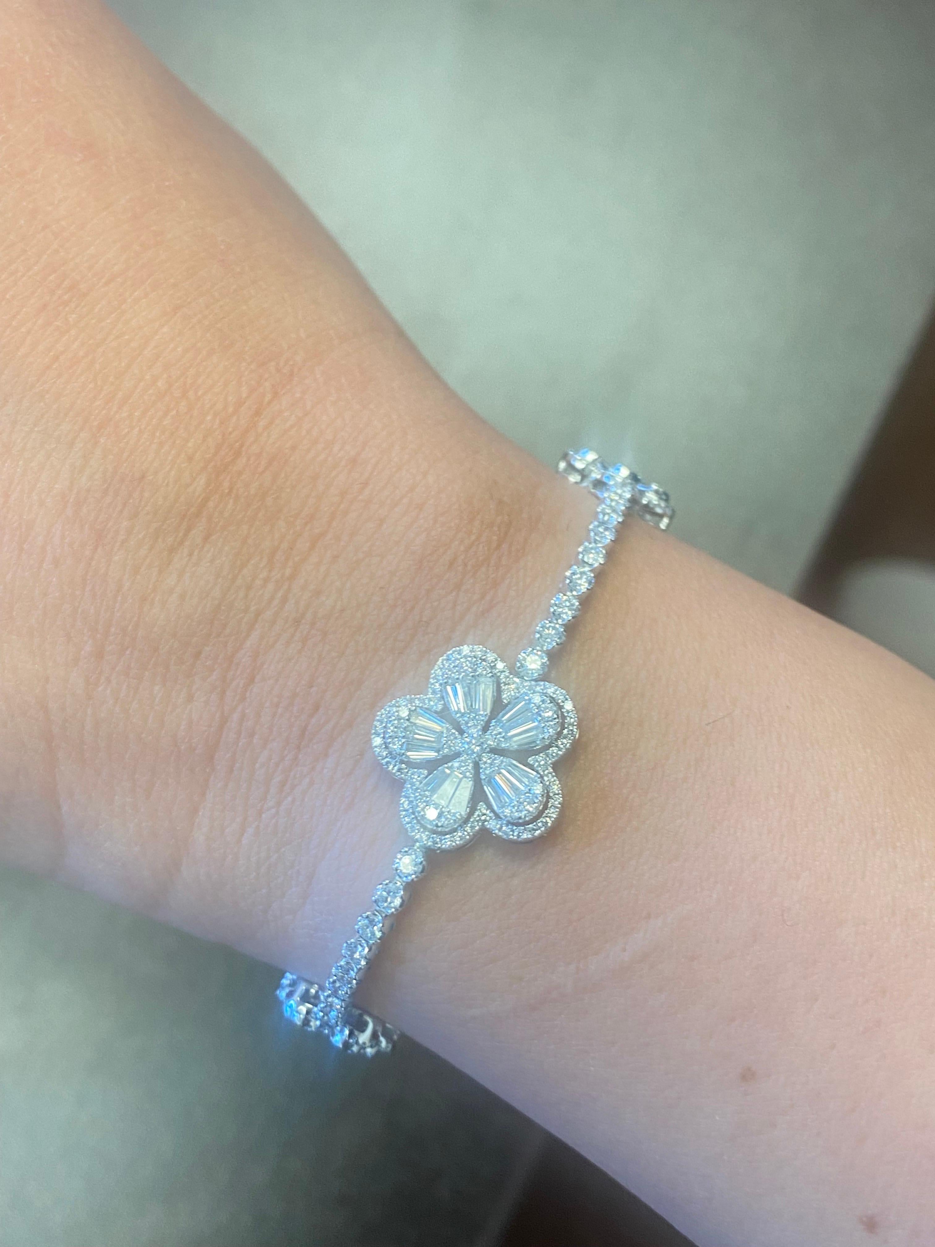 Moderne Bracelet tennis 18 carats à fleurs multiformes de 3,75 carats en vente