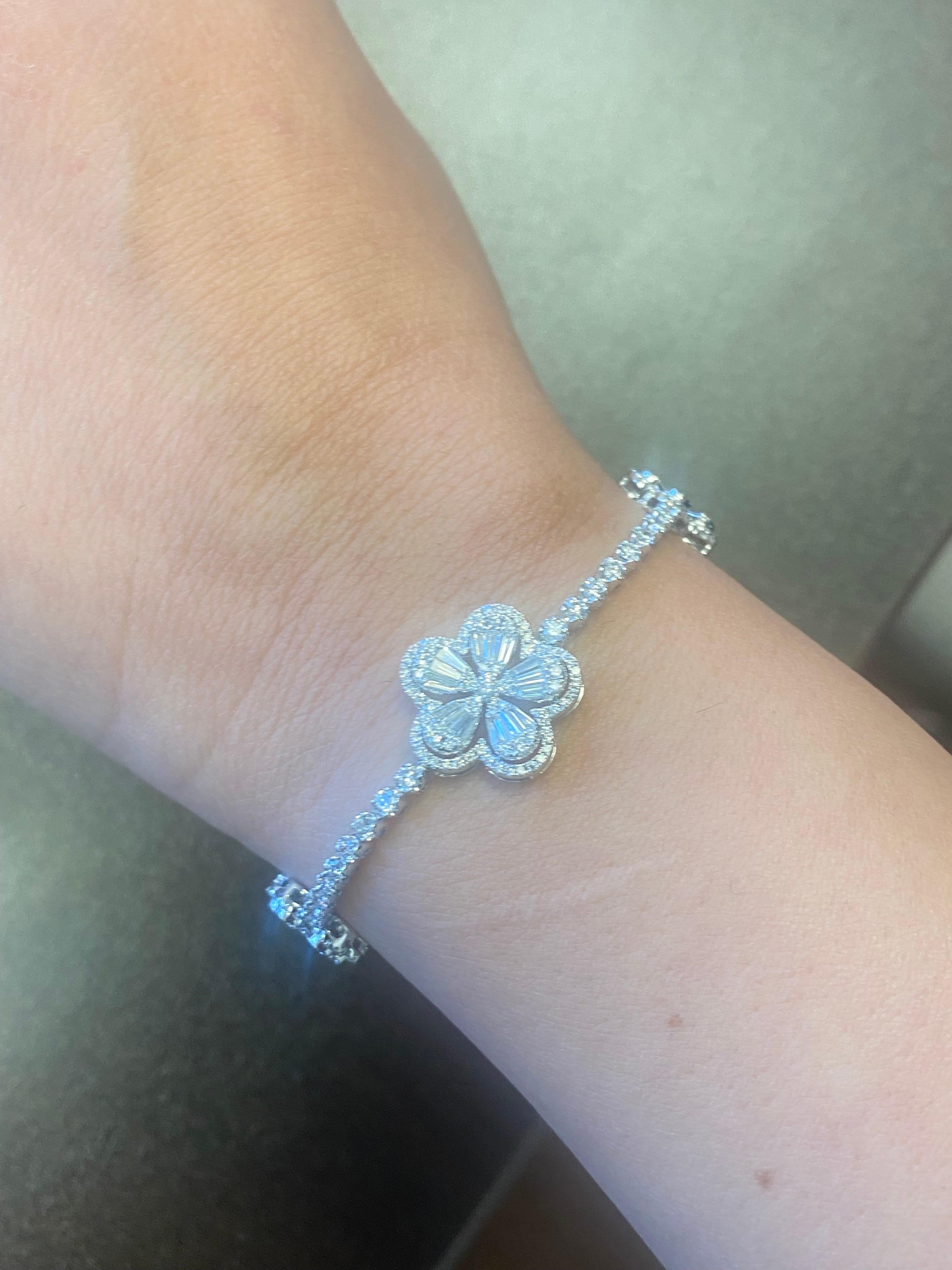 Taille baguette Bracelet tennis 18 carats à fleurs multiformes de 3,75 carats en vente
