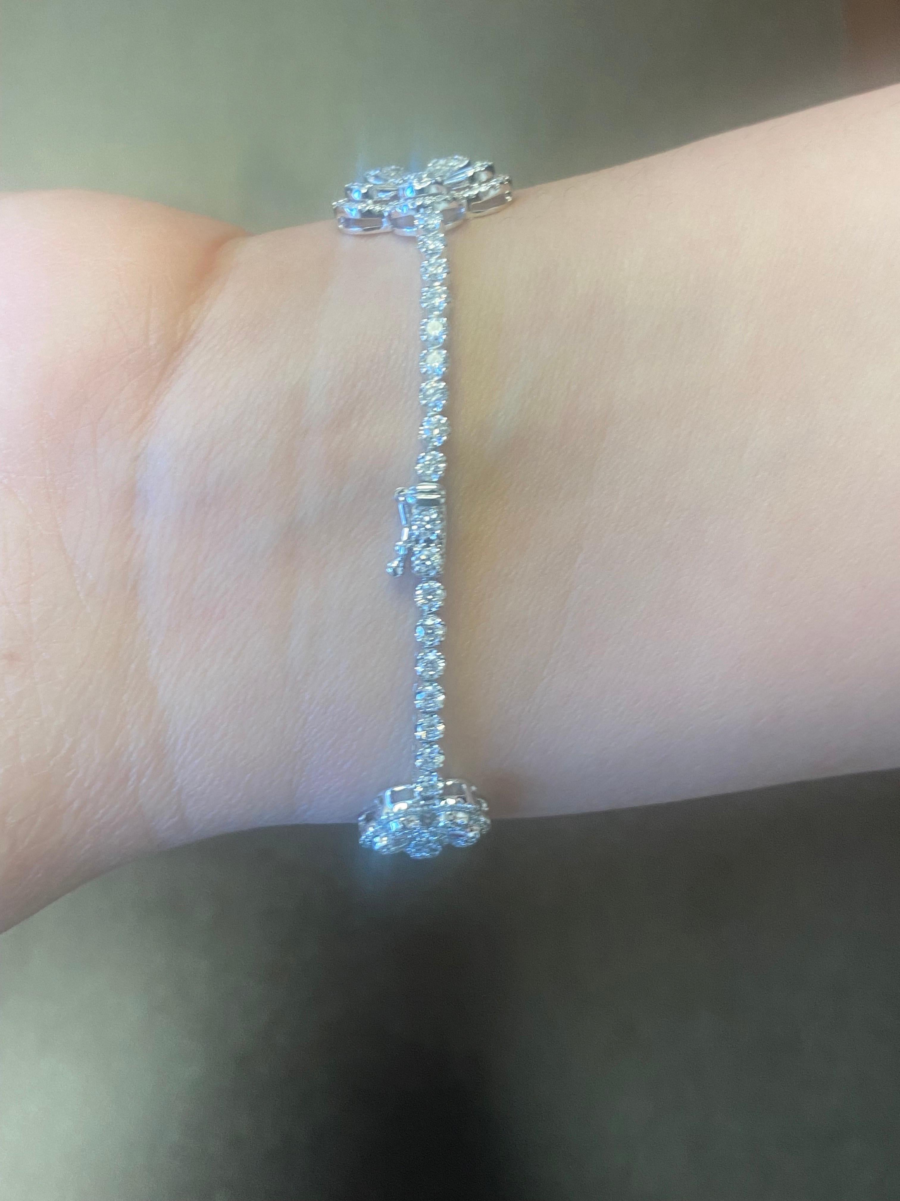 Bracelet tennis 18 carats à fleurs multiformes de 3,75 carats Neuf - En vente à Great Neck, NY