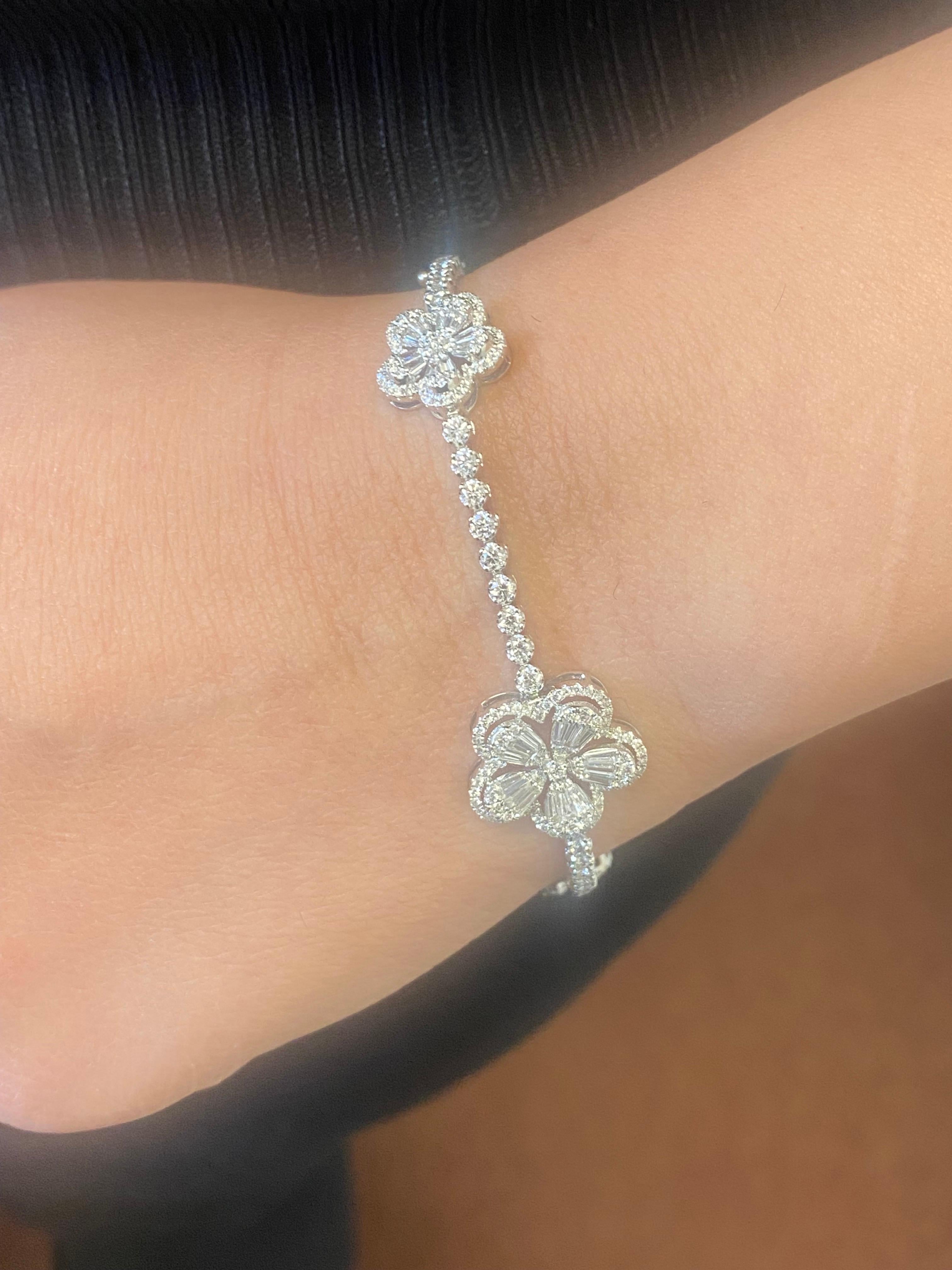 Bracelet tennis 18 carats à fleurs multiformes de 3,75 carats Pour femmes en vente