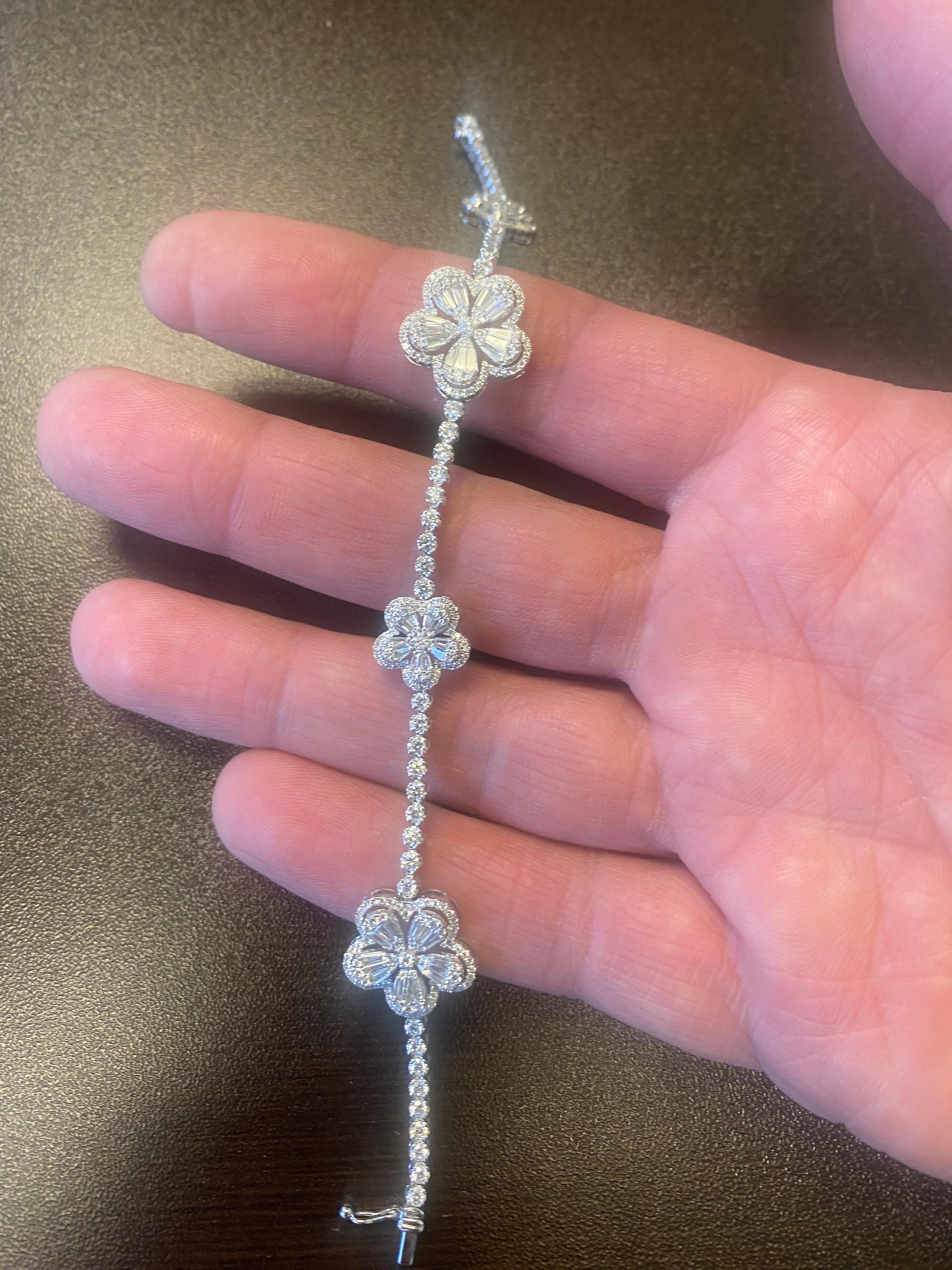 Bracelet tennis 18 carats à fleurs multiformes de 3,75 carats en vente 2