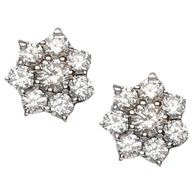 Orecchini a perno con fiore e diamante in oro bianco 18kw, coppia perfetta. Questi orecchini sono eleganti e sofisticati e sono un accessorio perfetto per qualsiasi occasione formale o per aggiungere un tocco di lusso a un outfit quotidiano.