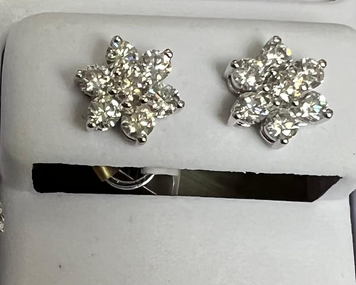 Contemporaneo Borchie a fiore in 18K con diamanti VS in vendita