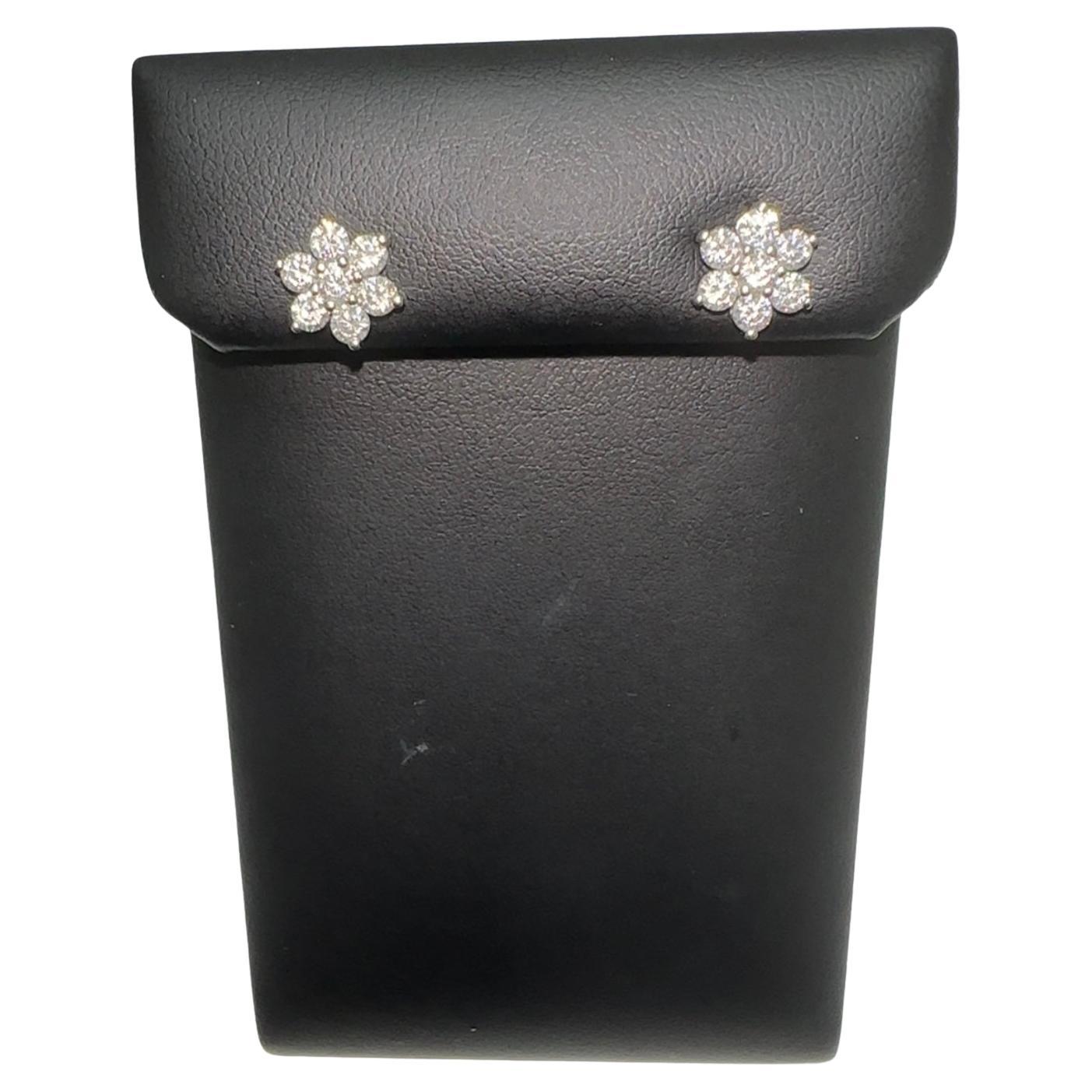 Taglio rotondo Borchie a fiore in 18K con diamanti VS in vendita