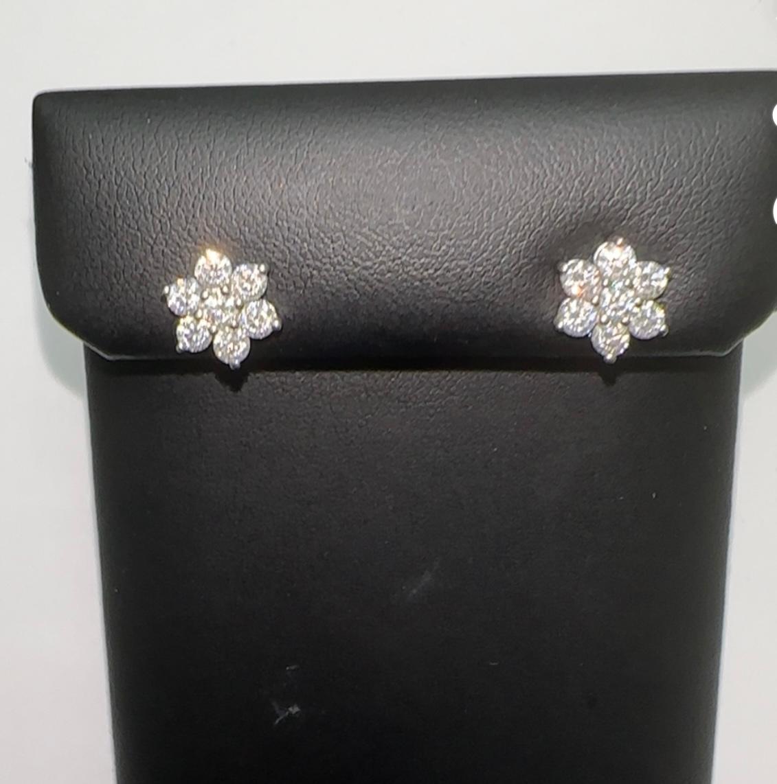 Borchie a fiore in 18K con diamanti VS In condizioni Nuovo in vendita a Miami, FL