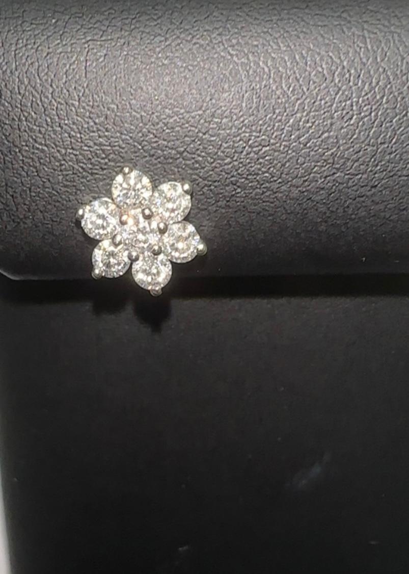 da uomo o donna Borchie a fiore in 18K con diamanti VS in vendita
