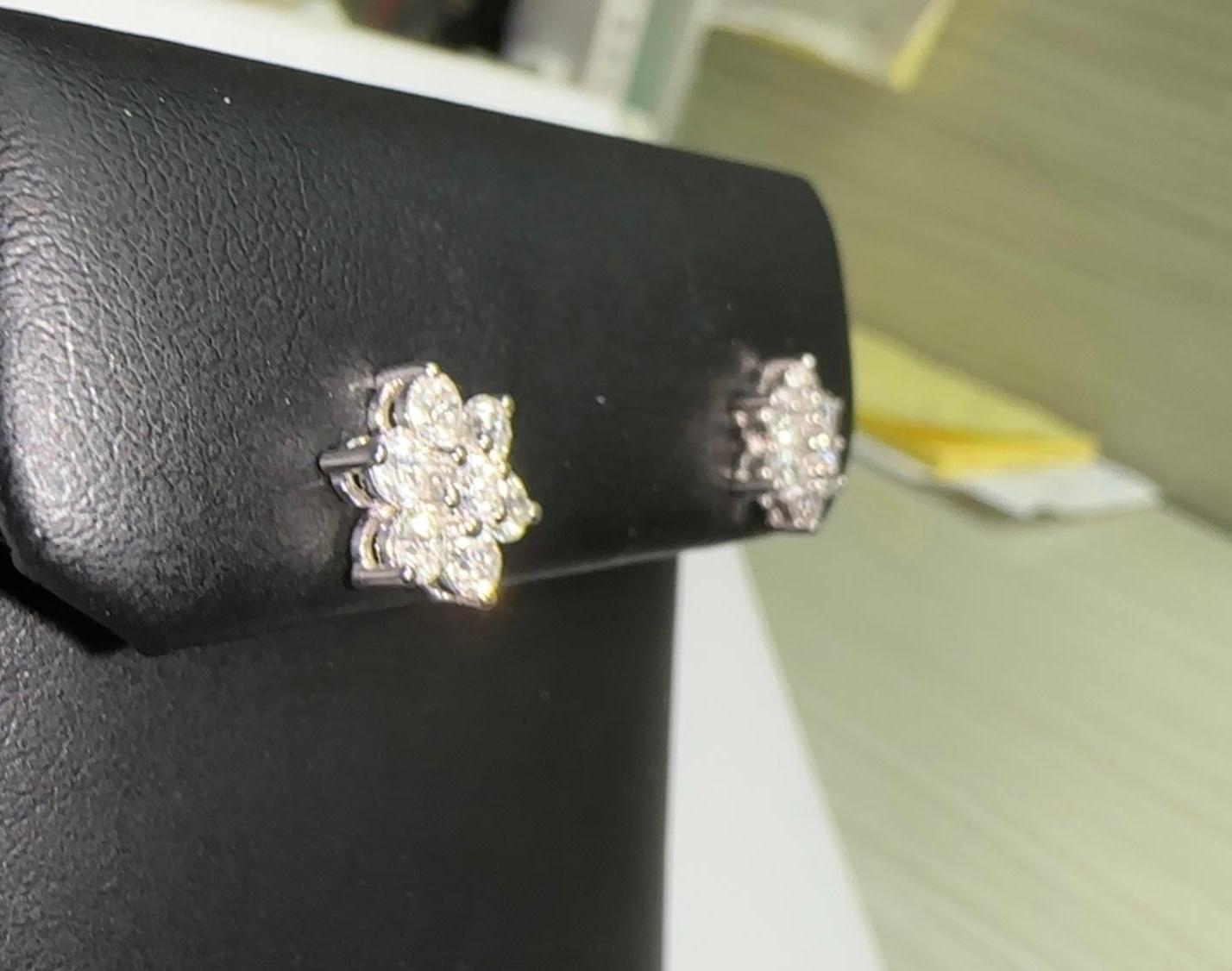 Borchie a fiore in 18K con diamanti VS in vendita 1