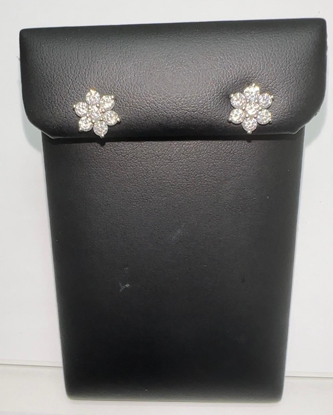 Borchie a fiore in 18K con diamanti VS in vendita 2