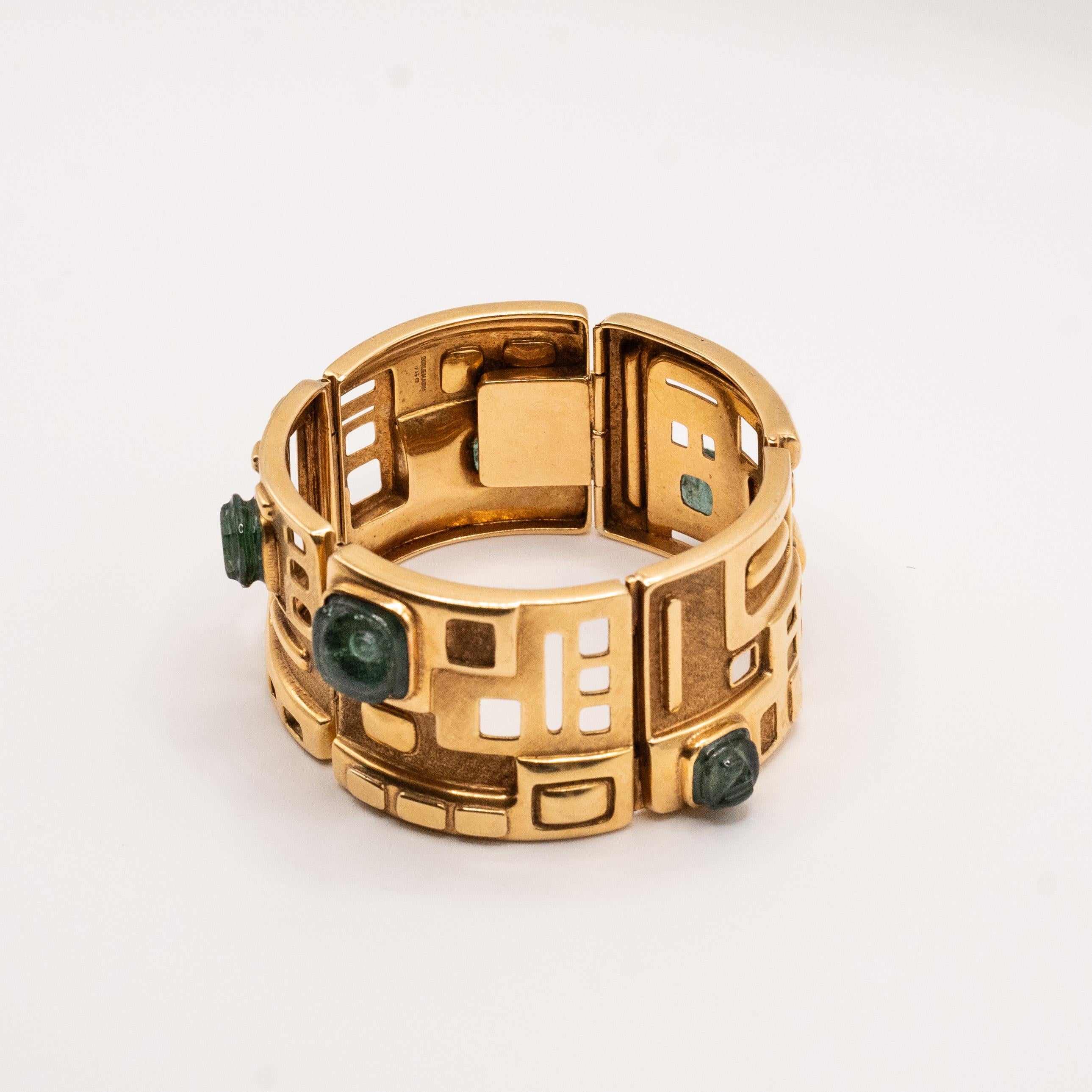 Both architectural and organic, this cuff bracelet is inspired by the gardens of Roberto Burle Marx. Landscape designer alongside the architect Oscar Niemeyer, he also designed jewelry .  All of them are unique pieces inspired by his designs. 
L :