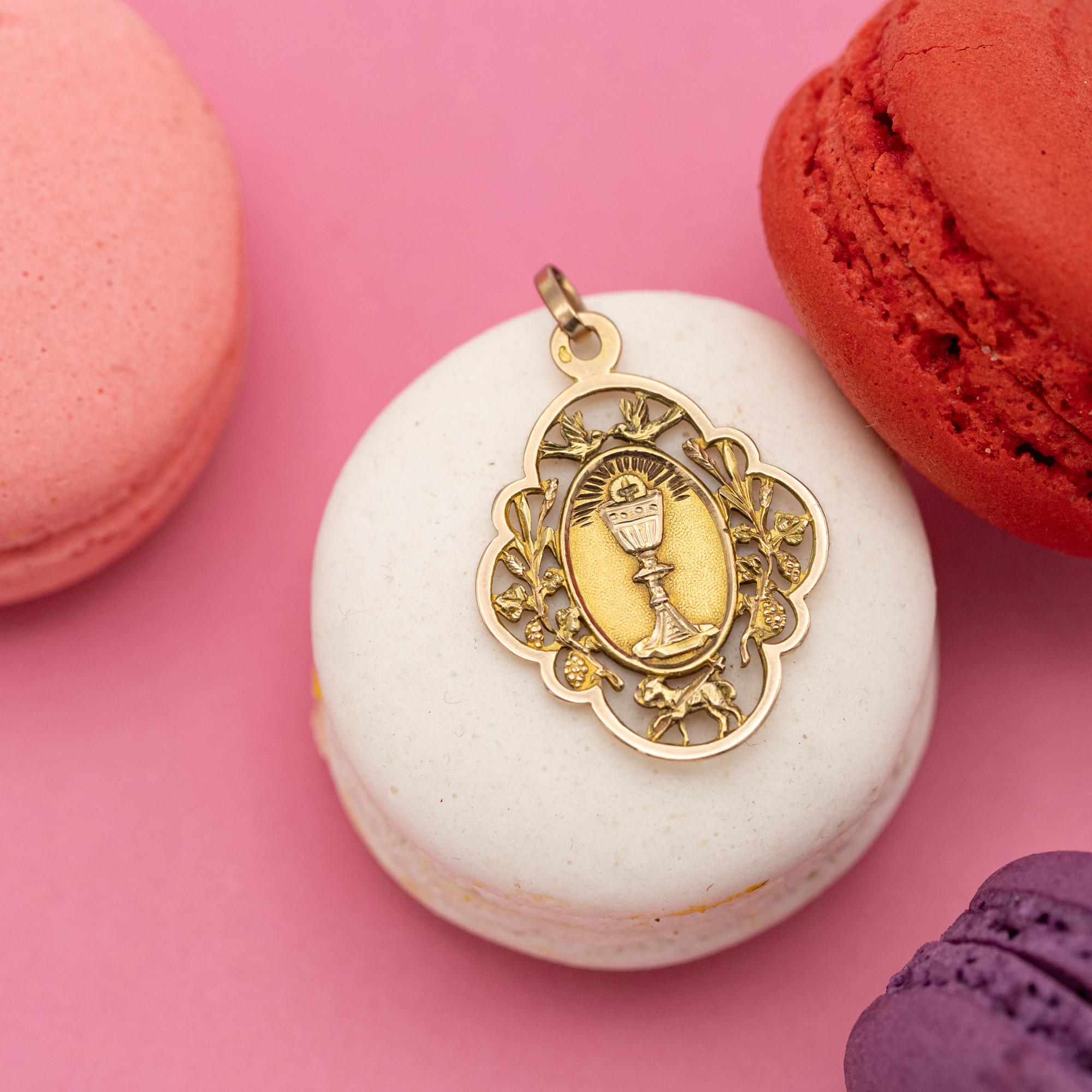 We are delighted to introduce this Extraordinary 18 ct rose-yellow gold patina medal featuring a chalice, which is a cup often use for drinking during a religious ceremony. A host marked with a cross is sparkling above it. This antique pendant is