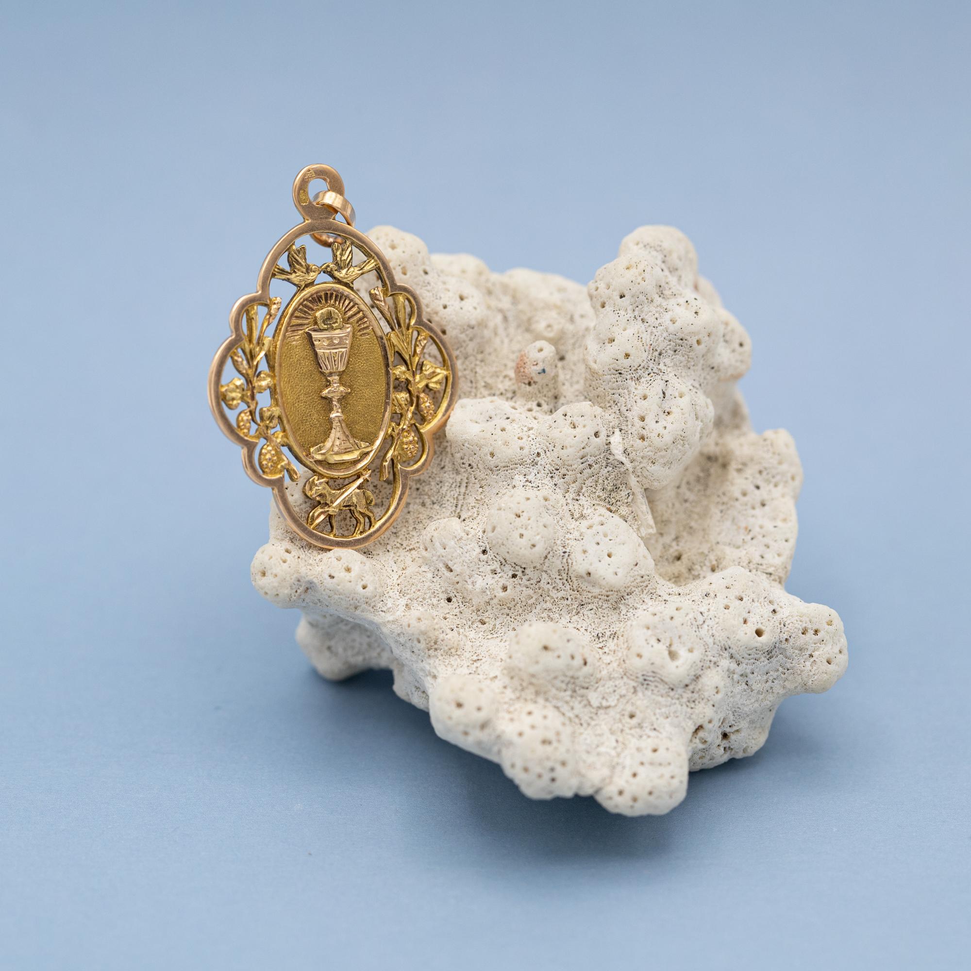 18K French Chalice and host pendant - rare Antique Catholic charm - solid gold In Good Condition In Antwerp, BE