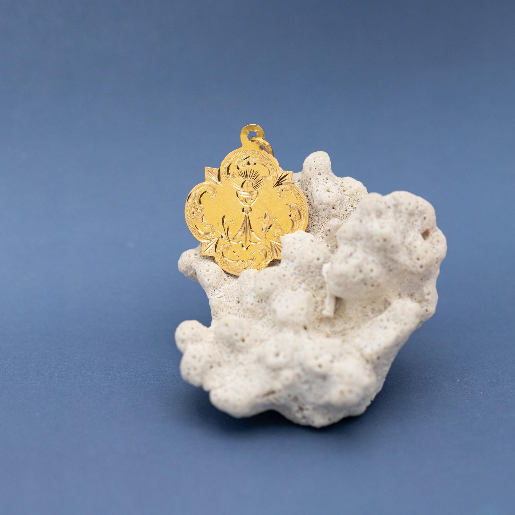Pendentif en forme de calice et d'hostie, 18K, rare charme catholique antique, marque tête de cheval Bon état à Antwerp, BE
