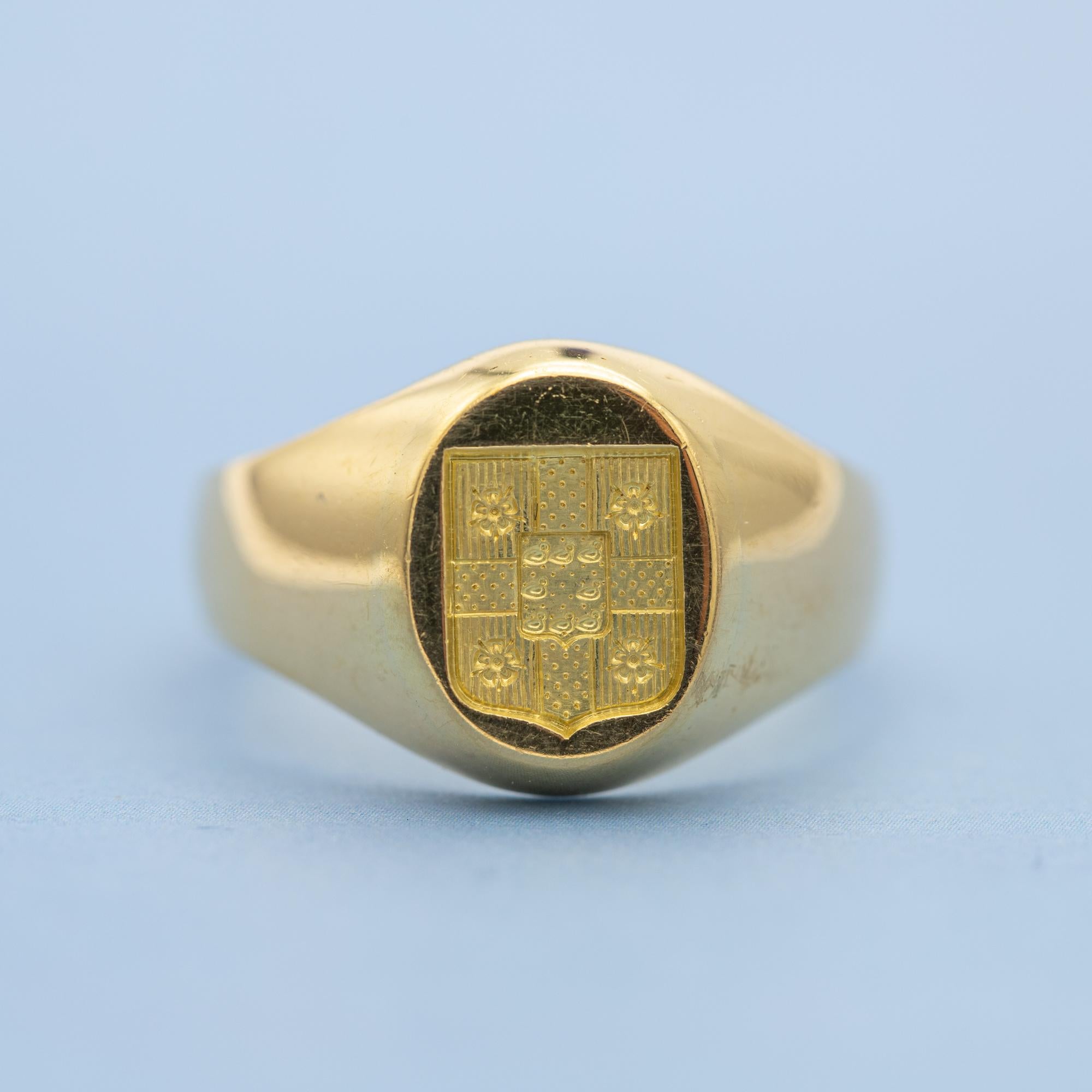 18K French heavy signet ring - Intaglio ring - Patina solid gold gentleman ring For Sale 5