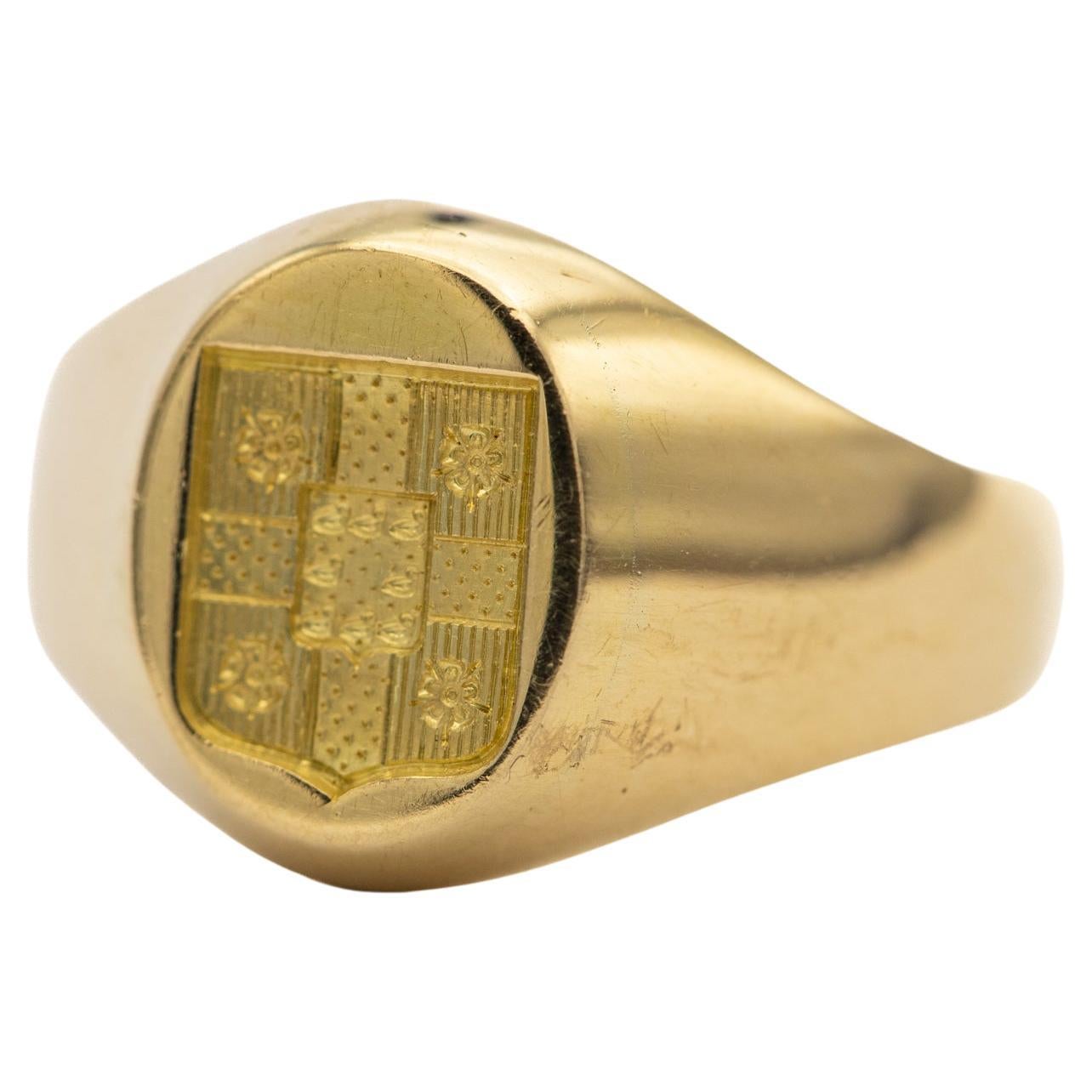 18K French heavy signet ring - Intaglio ring - Patina solid gold gentleman ring For Sale