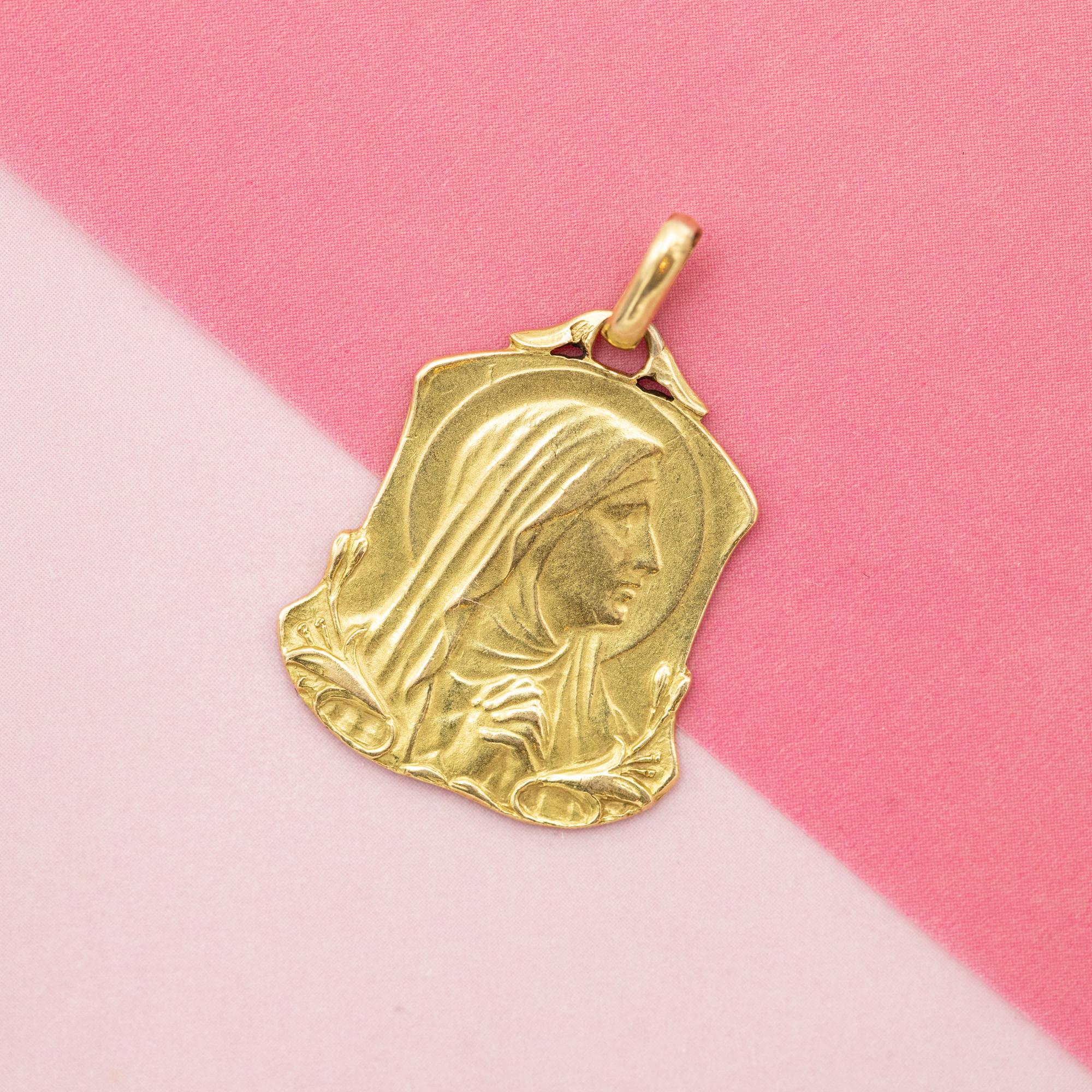 18K French solid yellow gold Virgin Mary - Catholic pendant - religious catholic In Good Condition For Sale In Antwerp, BE