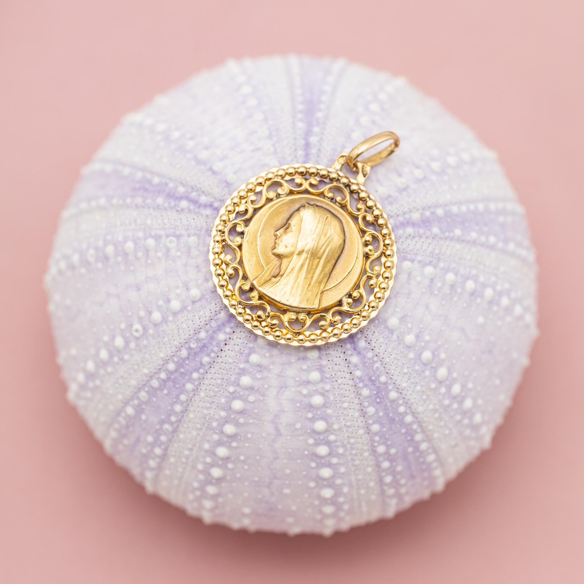 18k French solid yellow gold Virgin Mary charm - Floral Estate pendant - Vintage For Sale 5