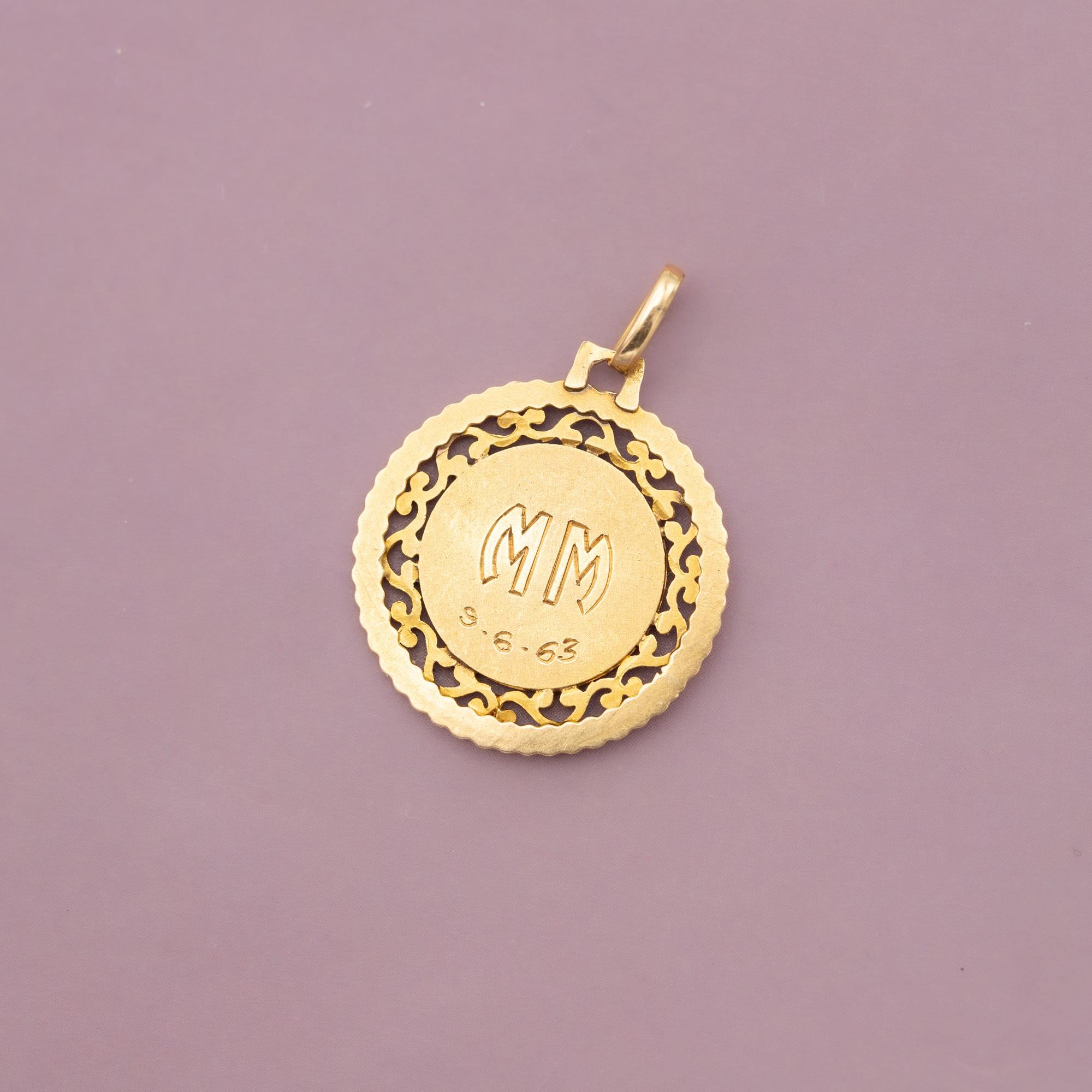 18k French solid yellow gold Virgin Mary charm - Floral Estate pendant - Vintage In Good Condition For Sale In Antwerp, BE