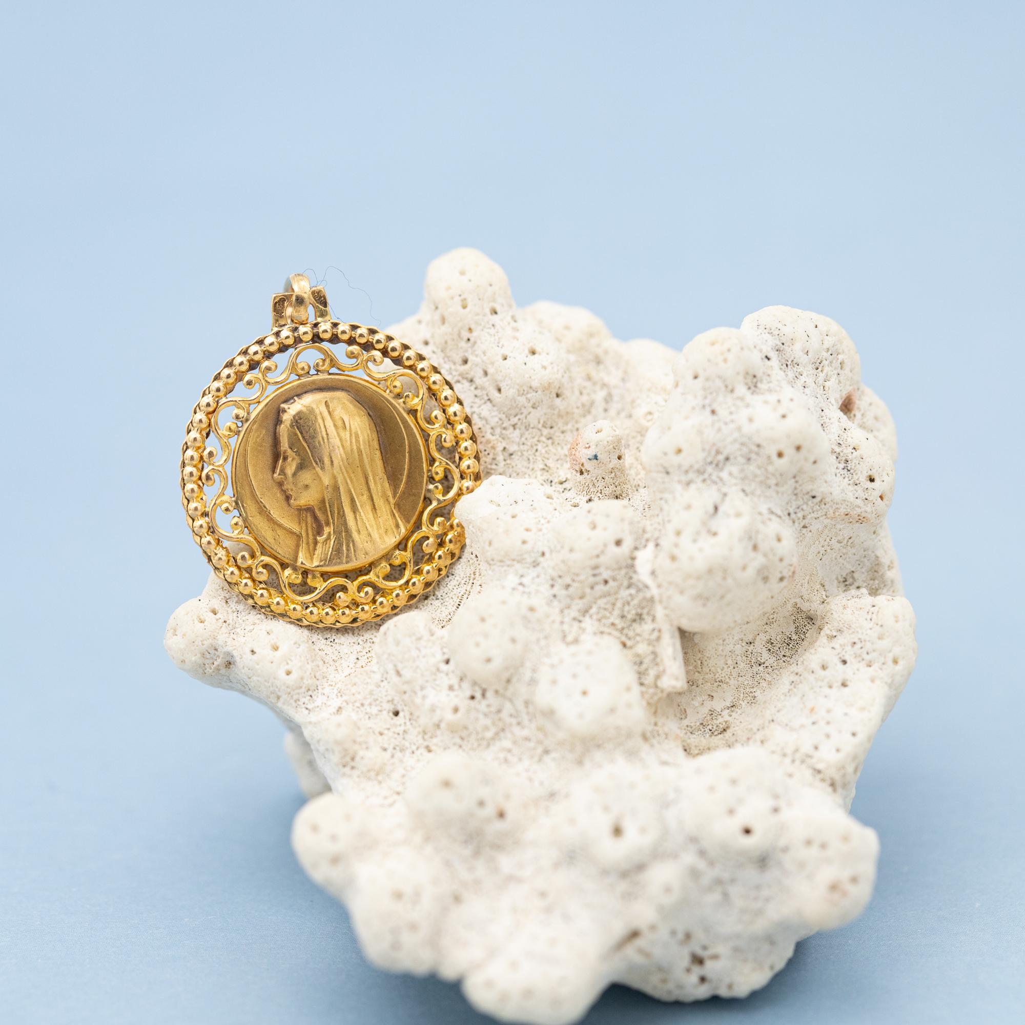 18k French solid yellow gold Virgin Mary charm - Floral Estate pendant - Vintage For Sale 1