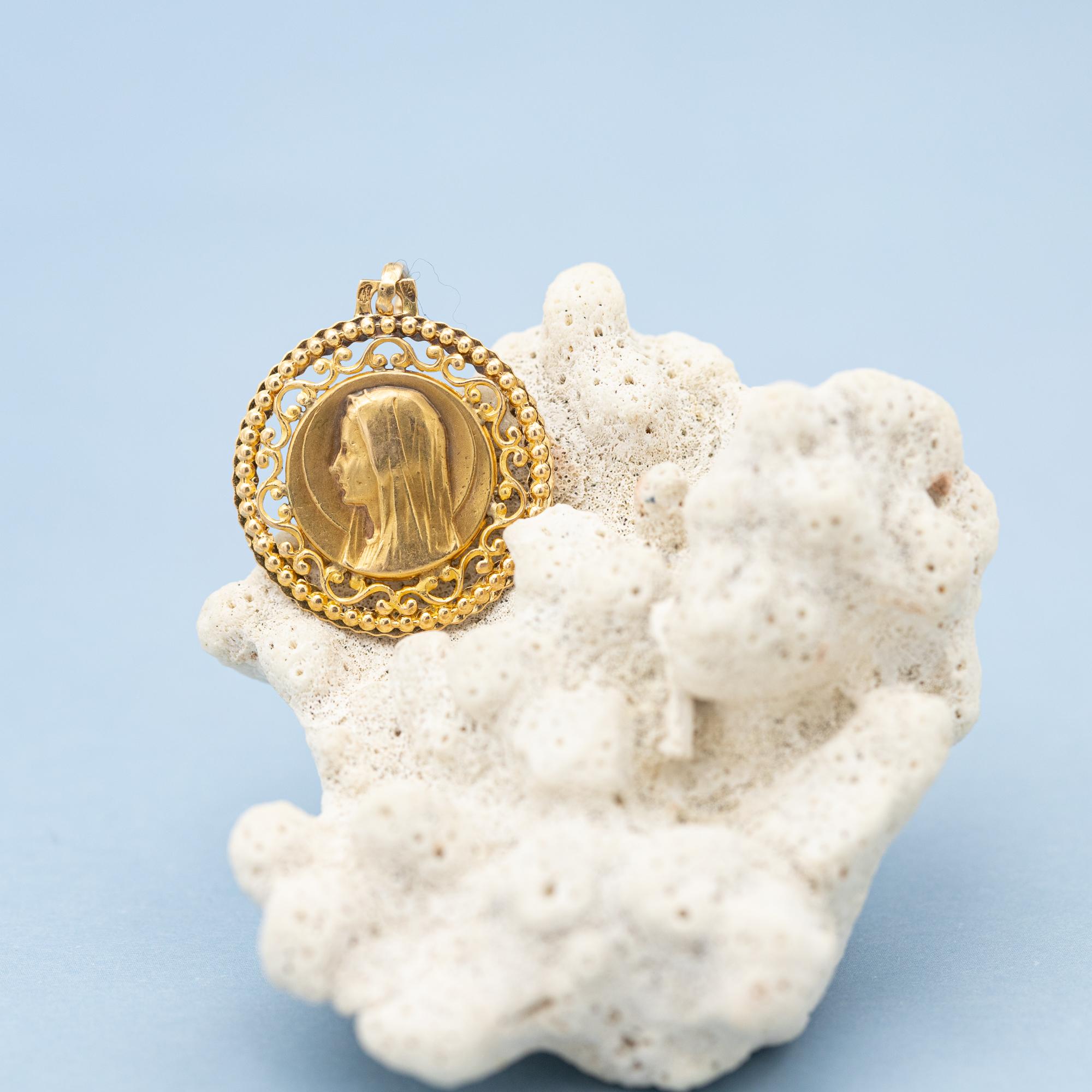 18k French solid yellow gold Virgin Mary charm - Floral Estate pendant - Vintage For Sale 2