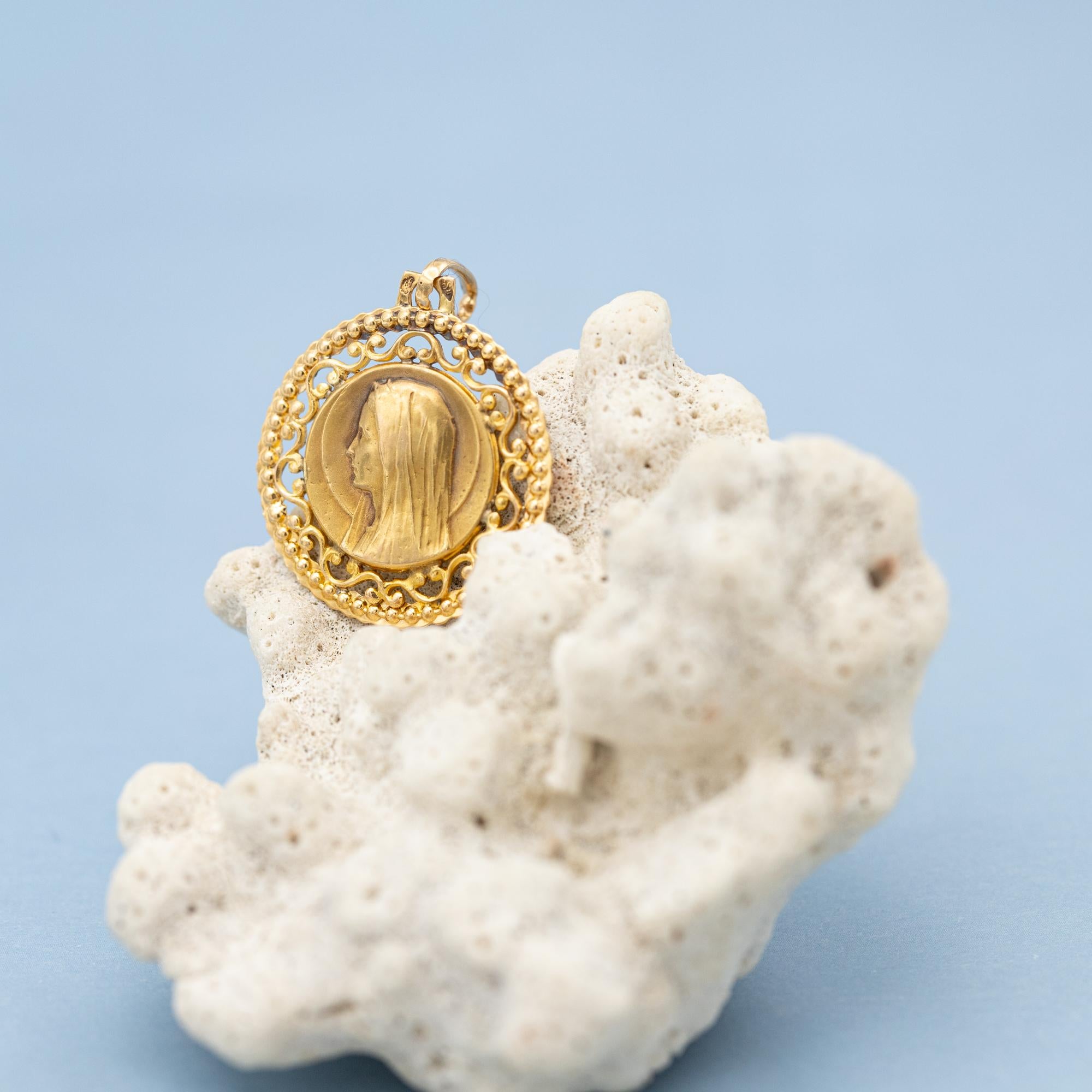 18k French solid yellow gold Virgin Mary charm - Floral Estate pendant - Vintage For Sale 3