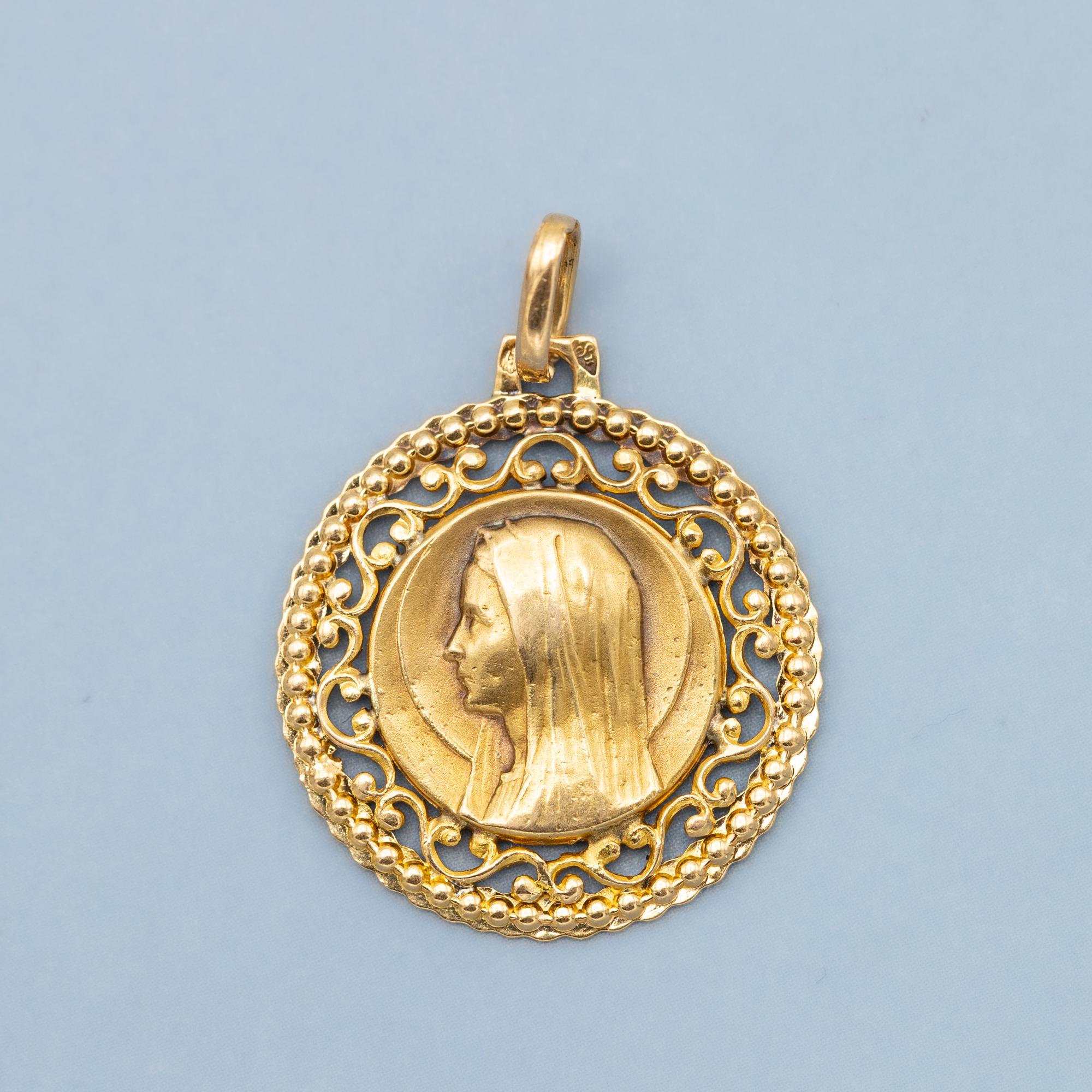 18k French solid yellow gold Virgin Mary charm - Floral Estate pendant - Vintage For Sale 4