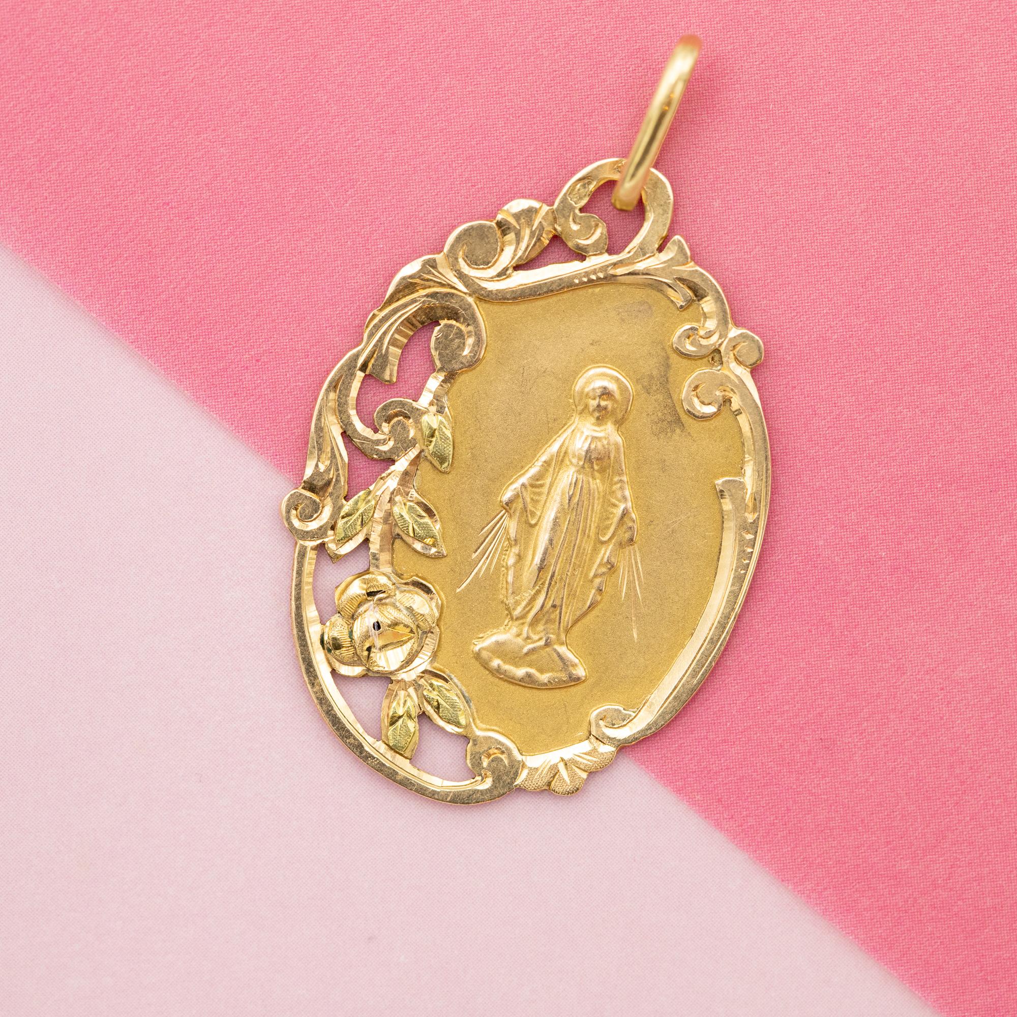 For sale is this stunning mother Mary charm. It depicts a well detailled virgin Mary flanked by hand engraved leafs. This Antique pendant has a floral and warm look thanks to the foliate decoration encircling this religious scene. The maker of this