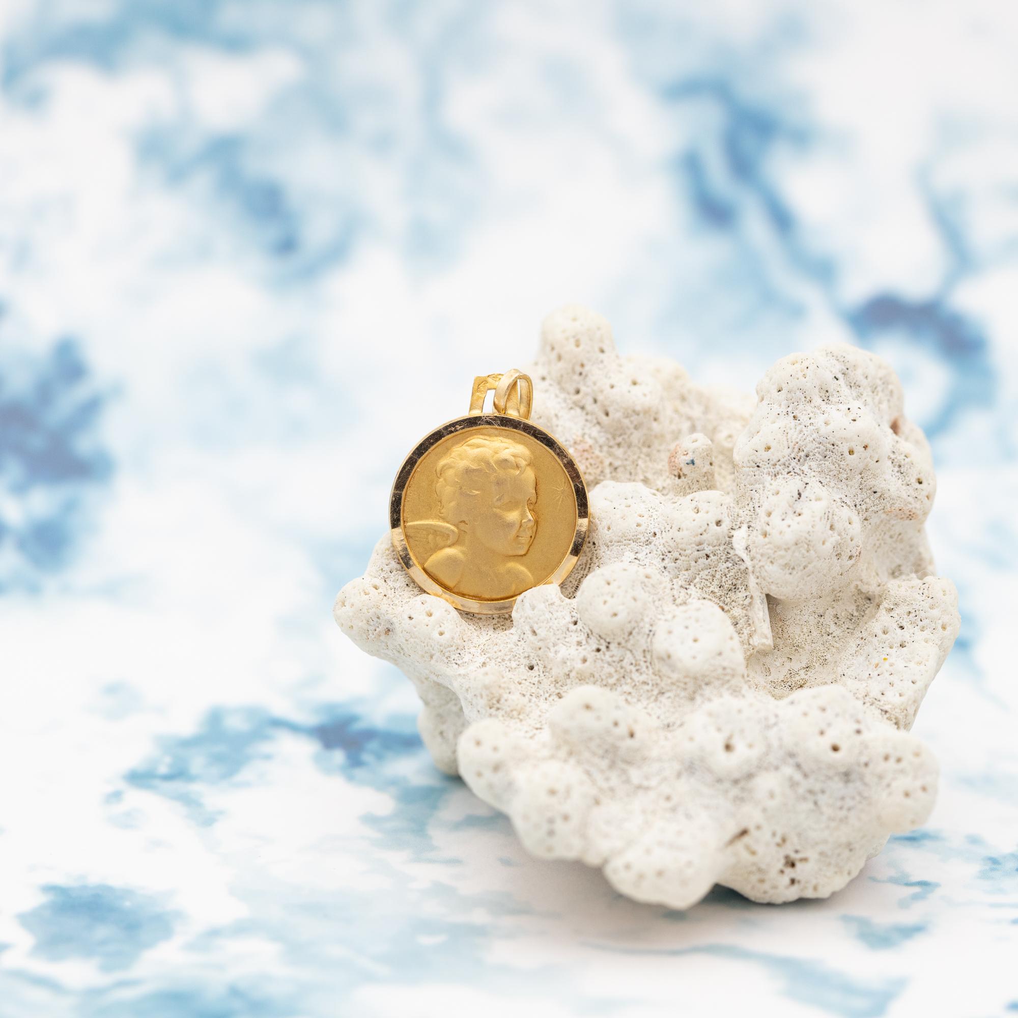 For sale is this 18 K yellow gold cherub pendant. This cute charm depicts a small, cute angel looking at a bright shining star. Thanks to the many details of this little angel his curly hair and cute little face are clearly visible. This lovely