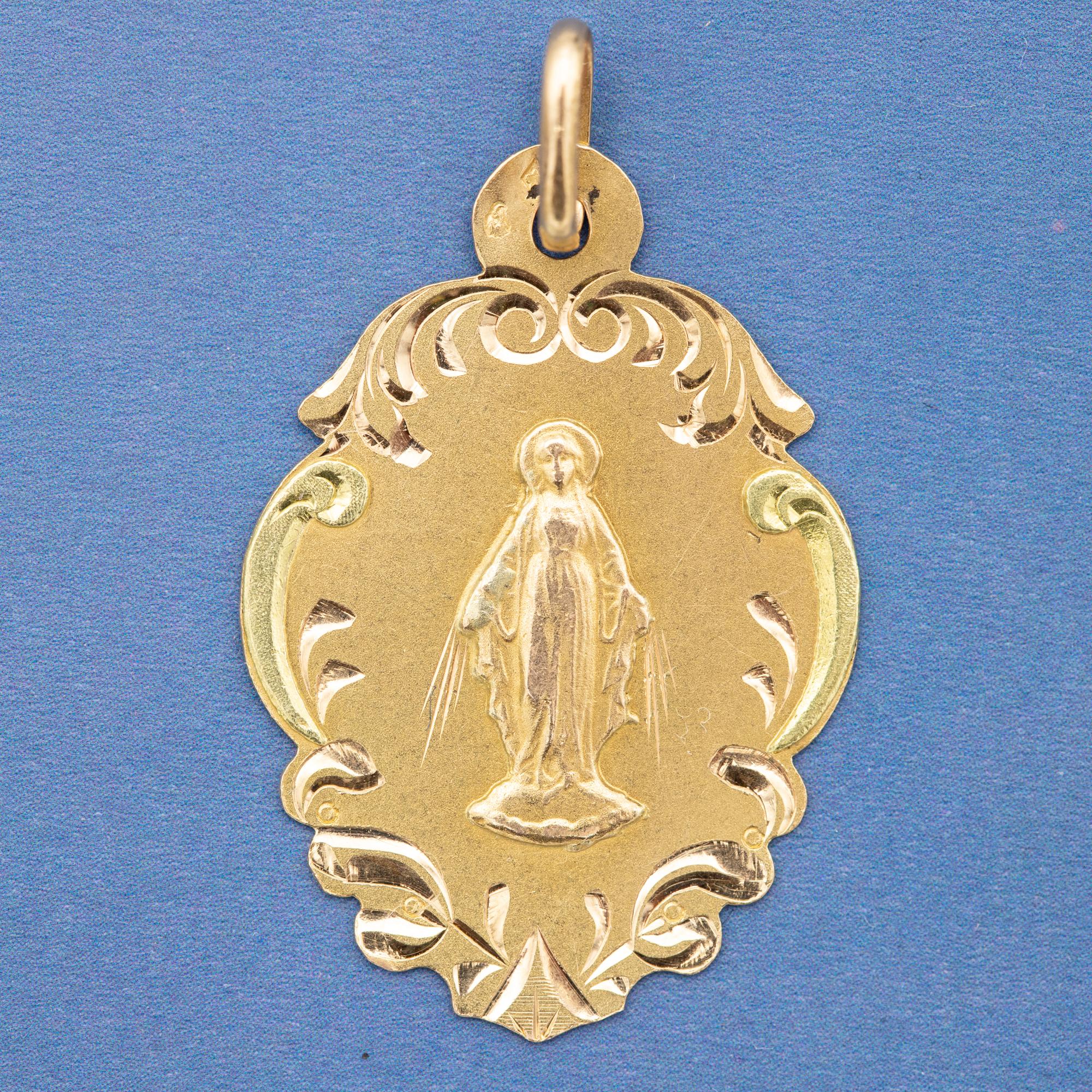 For sale is this stunning mother Mary charm. This lovely charm depicts a well detailled virgin Mary flanked by greenish leafs. This Antique pendant has a floral and warm look thanks to the foliate decoration encircling this religious scene. The