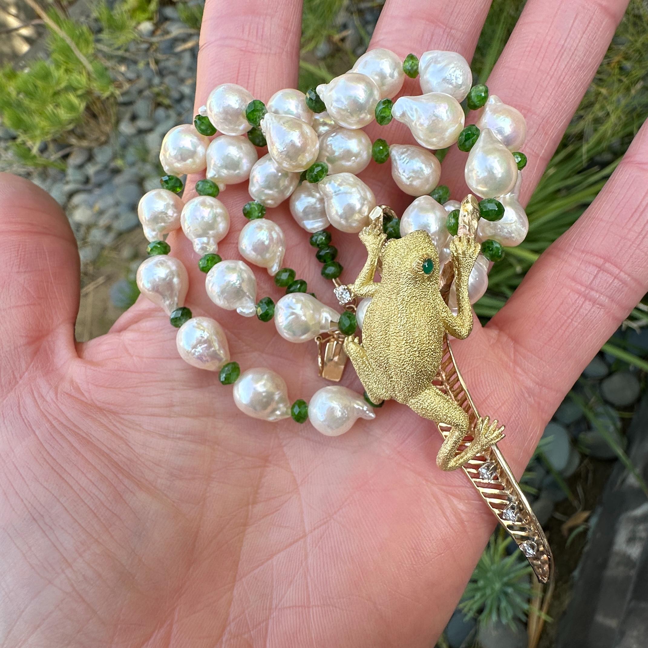 18K Frog Climbing on a 14K Leaf Hanging from a Necklace of Baroque Akoya Pearls en venta 4