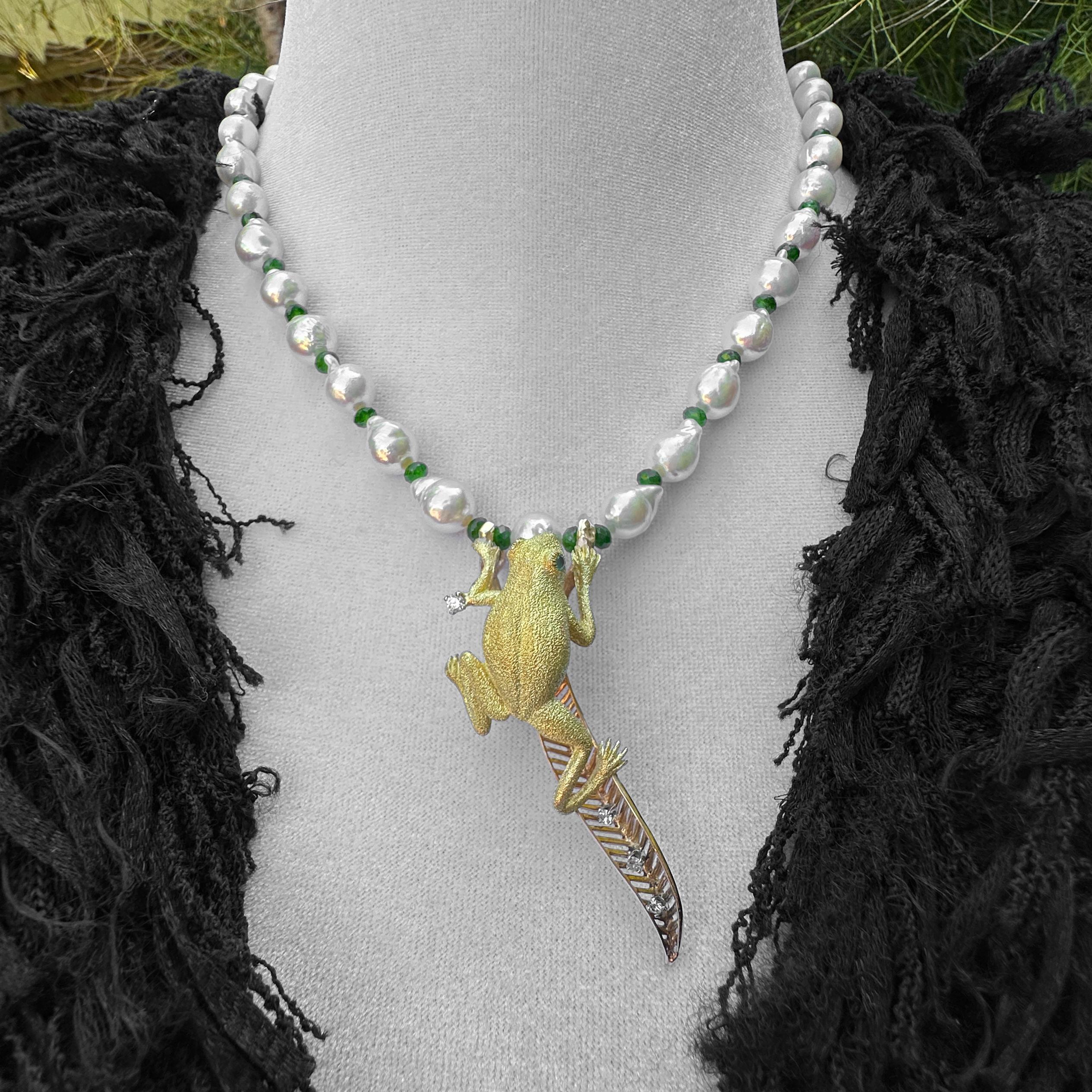 18K Frog Climbing on a 14K Leaf Hanging from a Necklace of Baroque Akoya Pearls en venta 5