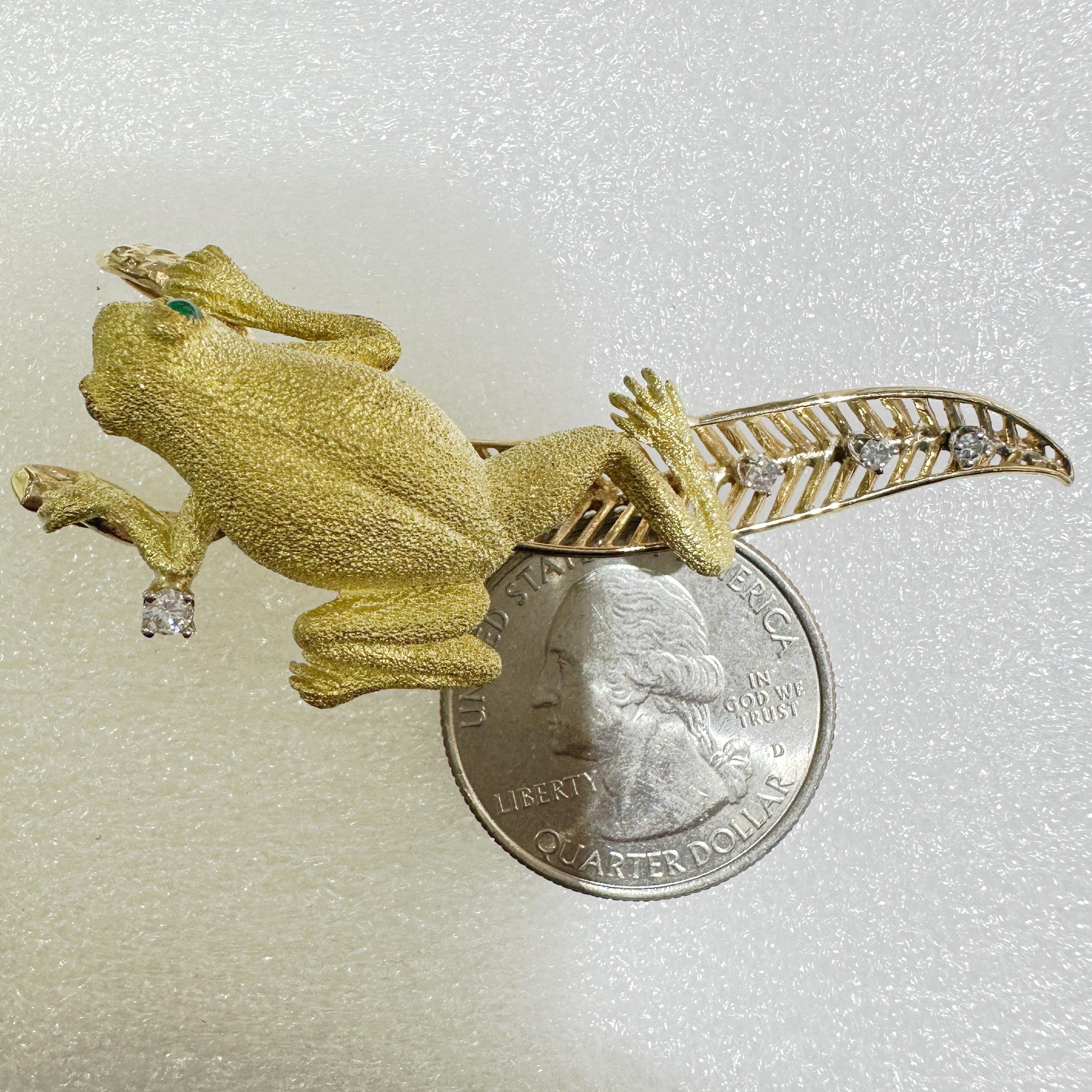 18K Frog Climbing on a 14K Leaf Hanging from a Necklace of Baroque Akoya Pearls en venta 6