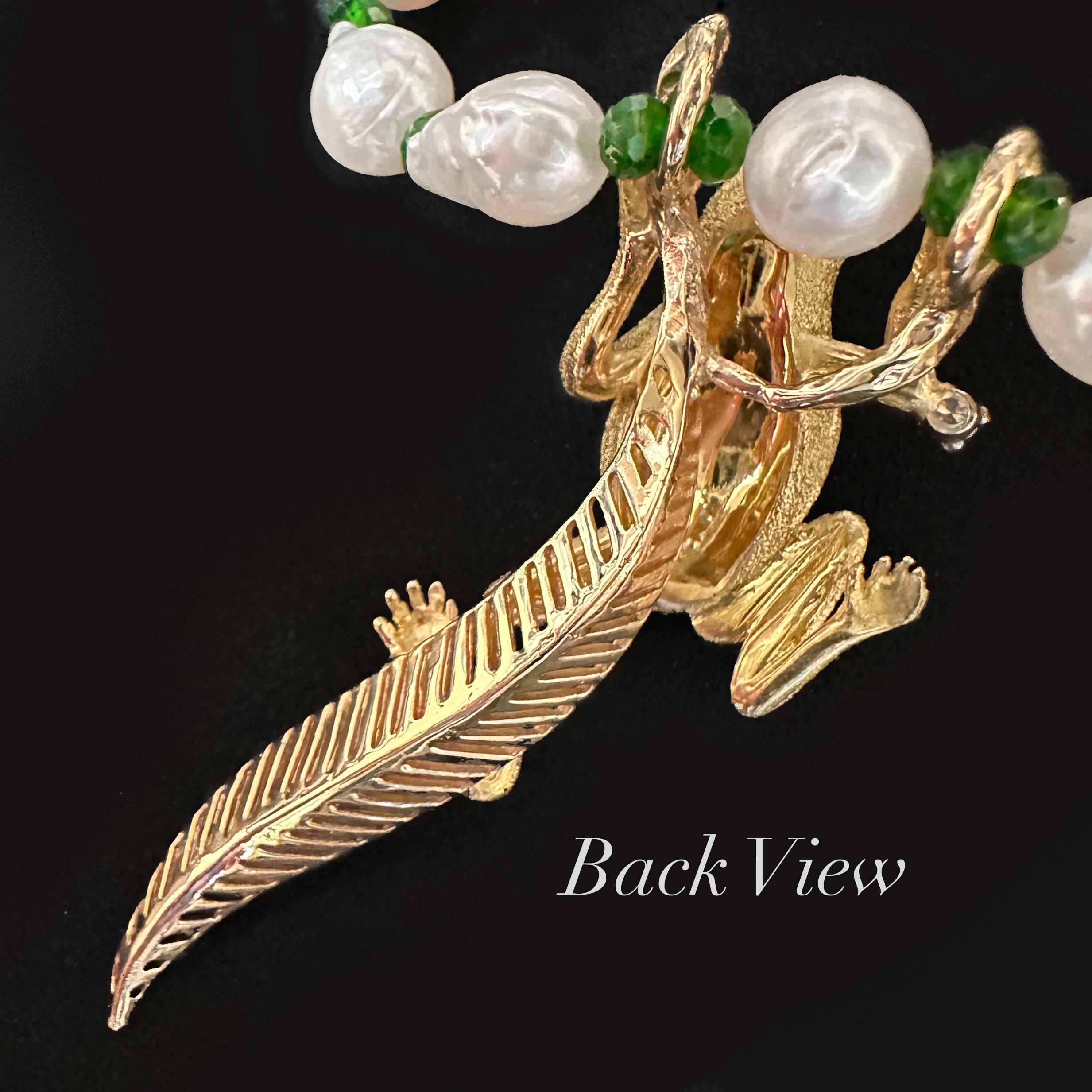 18K Frog Climbing on a 14K Leaf Hanging from a Necklace of Baroque Akoya Pearls en venta 7