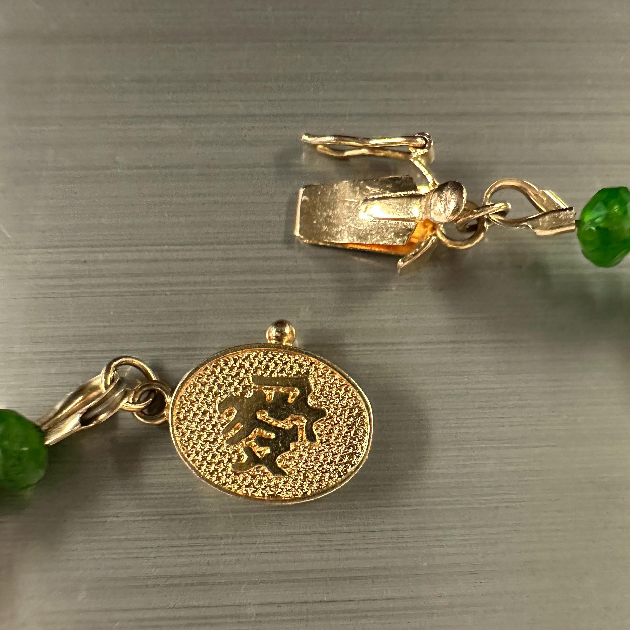 18K Frog Climbing on a 14K Leaf Hanging from a Necklace of Baroque Akoya Pearls en venta 8