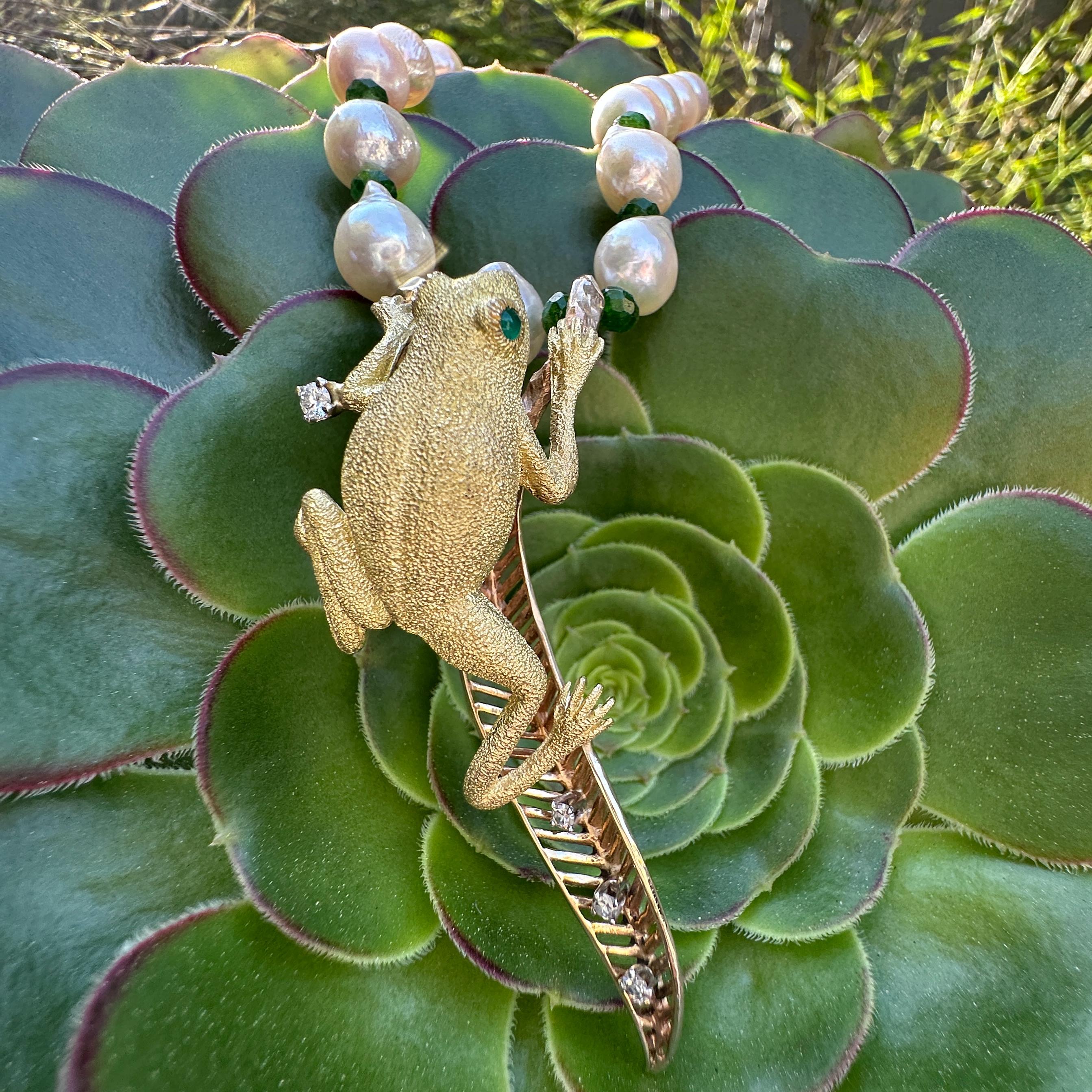 18K Frog Climbing on a 14K Leaf Hanging from a Necklace of Baroque Akoya Pearls Contemporáneo en venta