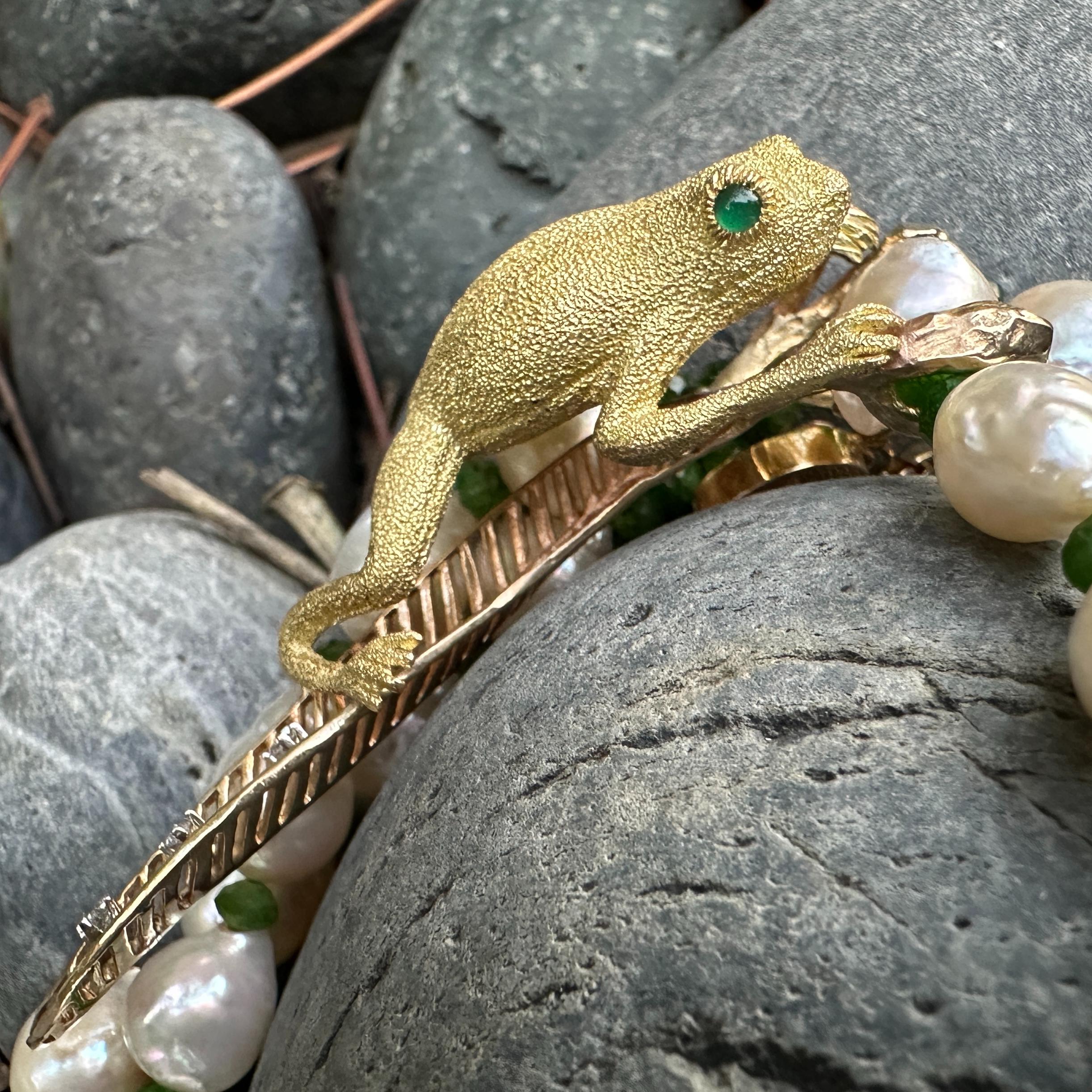 18K Frog Climbing on a 14K Leaf Hanging from a Necklace of Baroque Akoya Pearls Corte brillante en venta