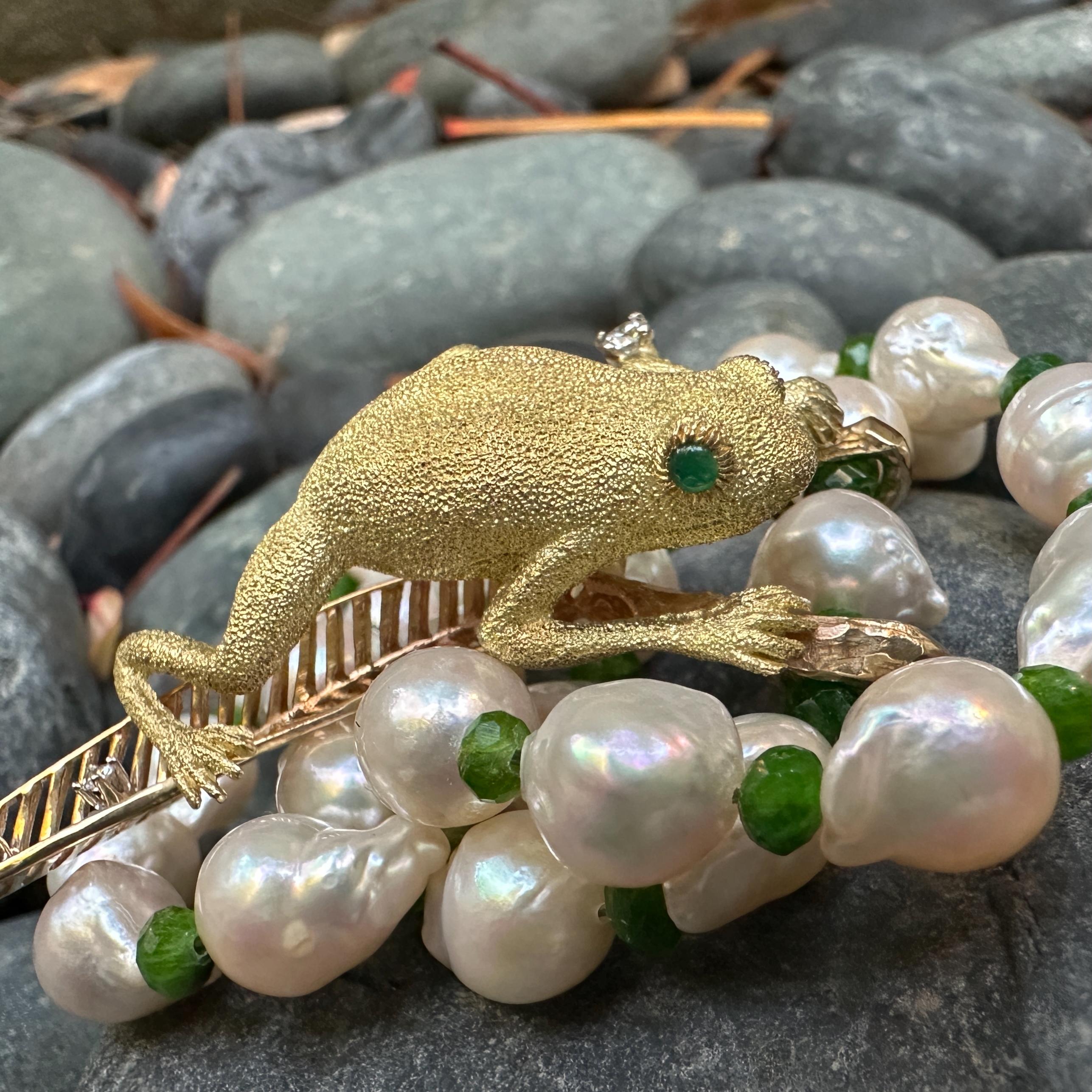 18K Frog Climbing on a 14K Leaf Hanging from a Necklace of Baroque Akoya Pearls en Excelente estado para la venta en Sherman Oaks, CA