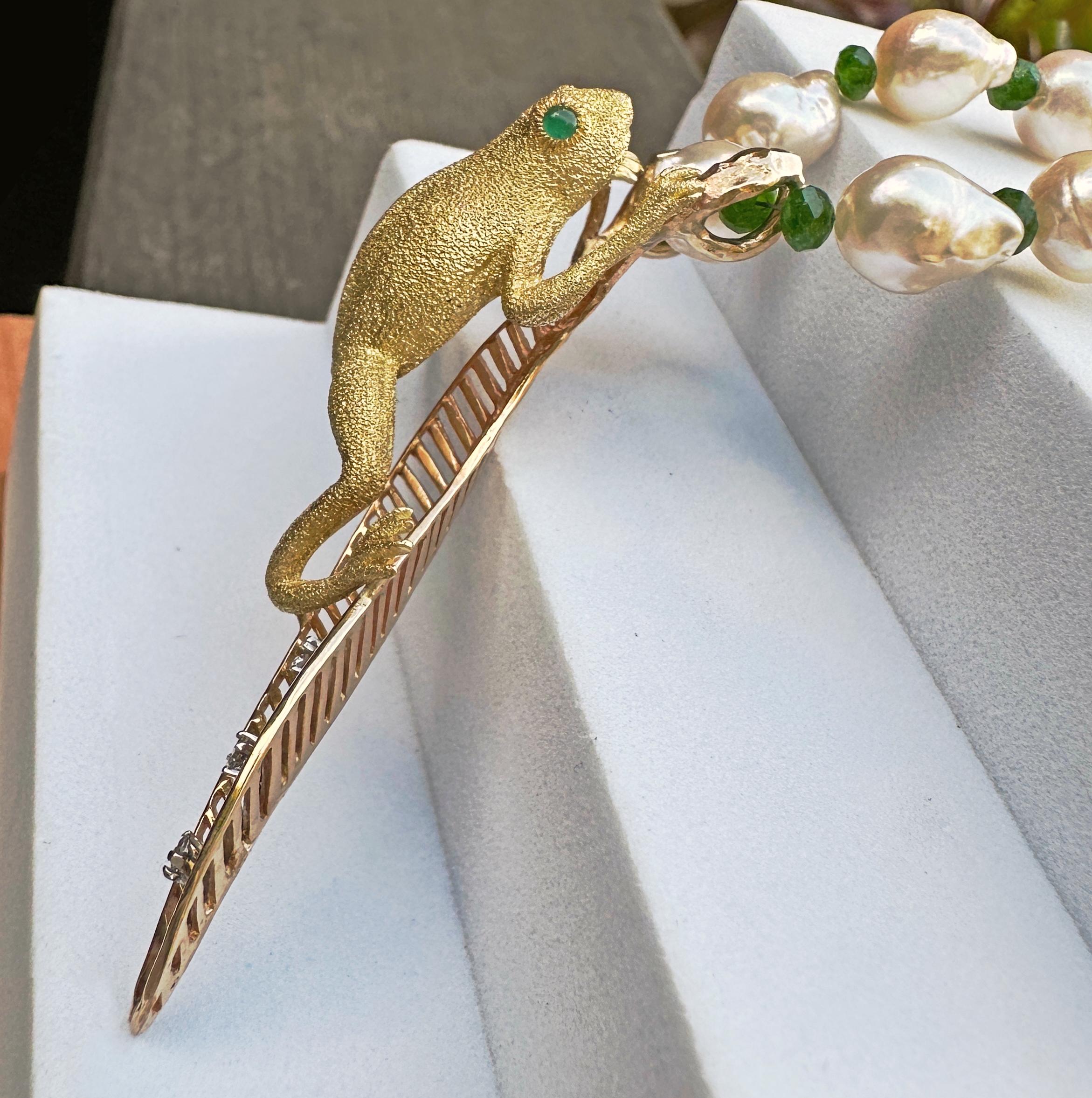 18K Frog Climbing on a 14K Leaf Hanging from a Necklace of Baroque Akoya Pearls en venta 1